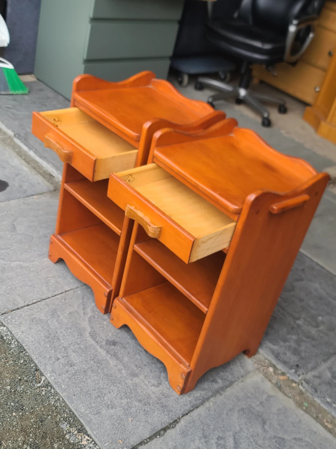 Pair of Vintage Vilas Solid Wood Nightstands - photo 2