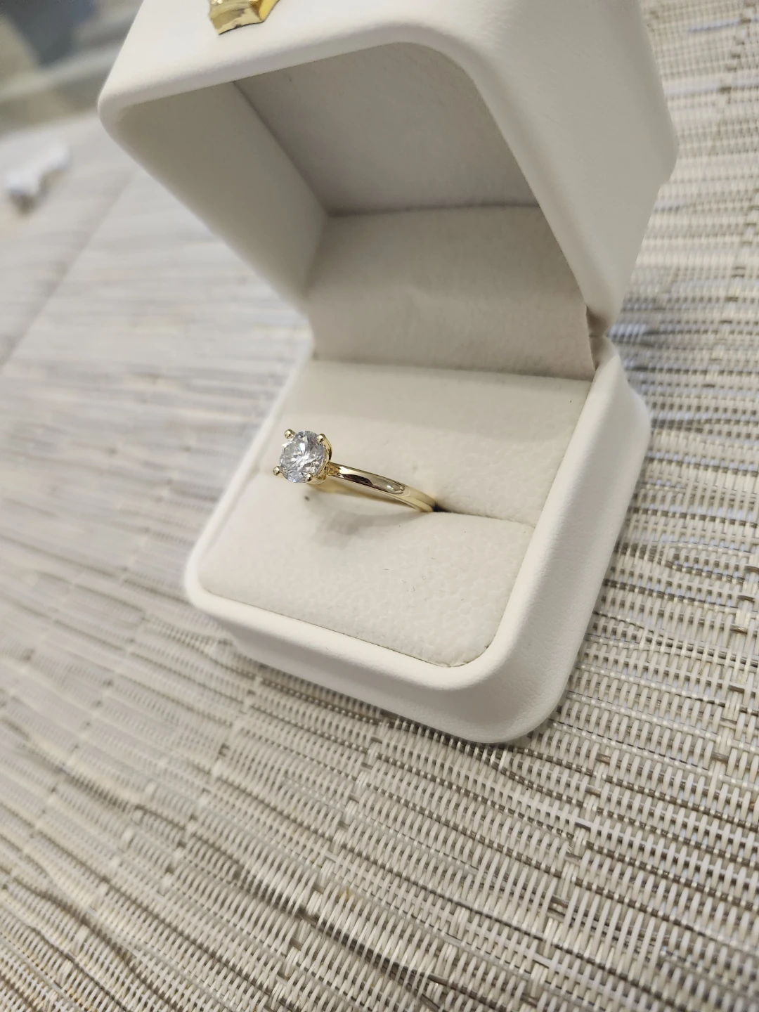 Solitaire Round Cut 1 Carat Moissanite Ring - photo 3