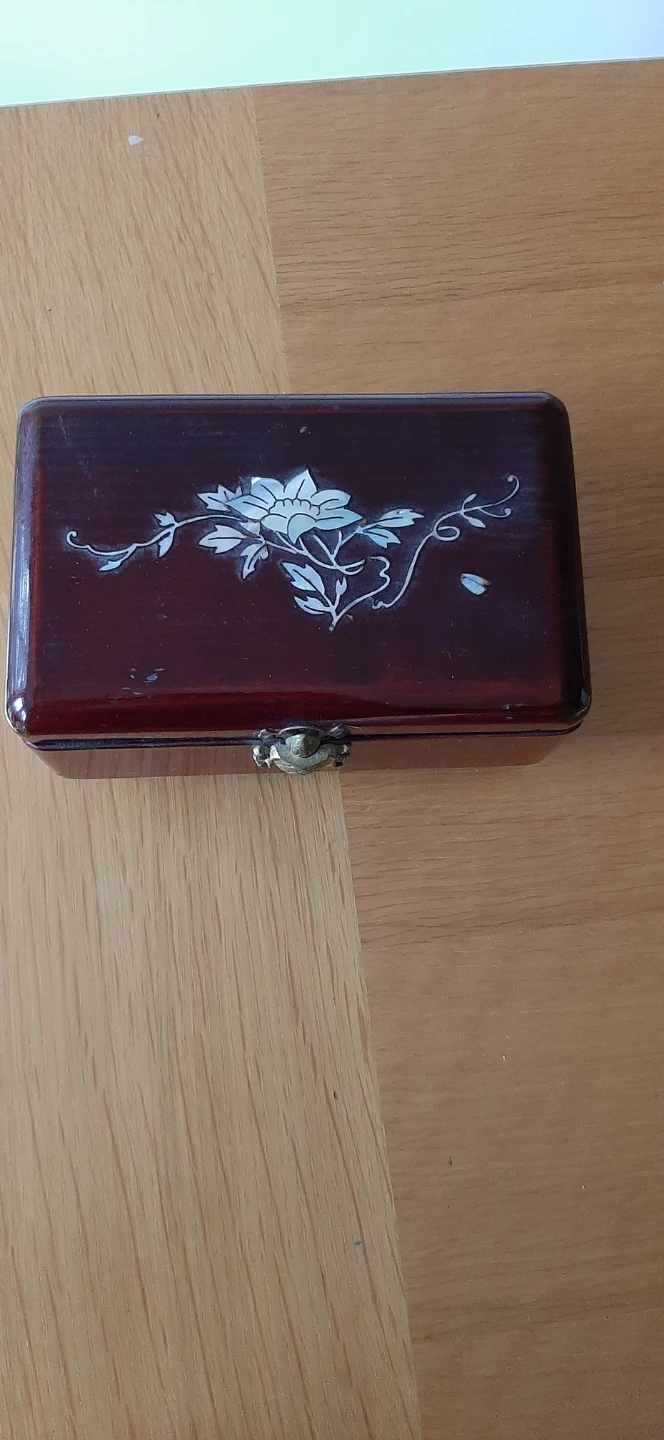 Vintage  Laurel Musical Footed Jewelry Box