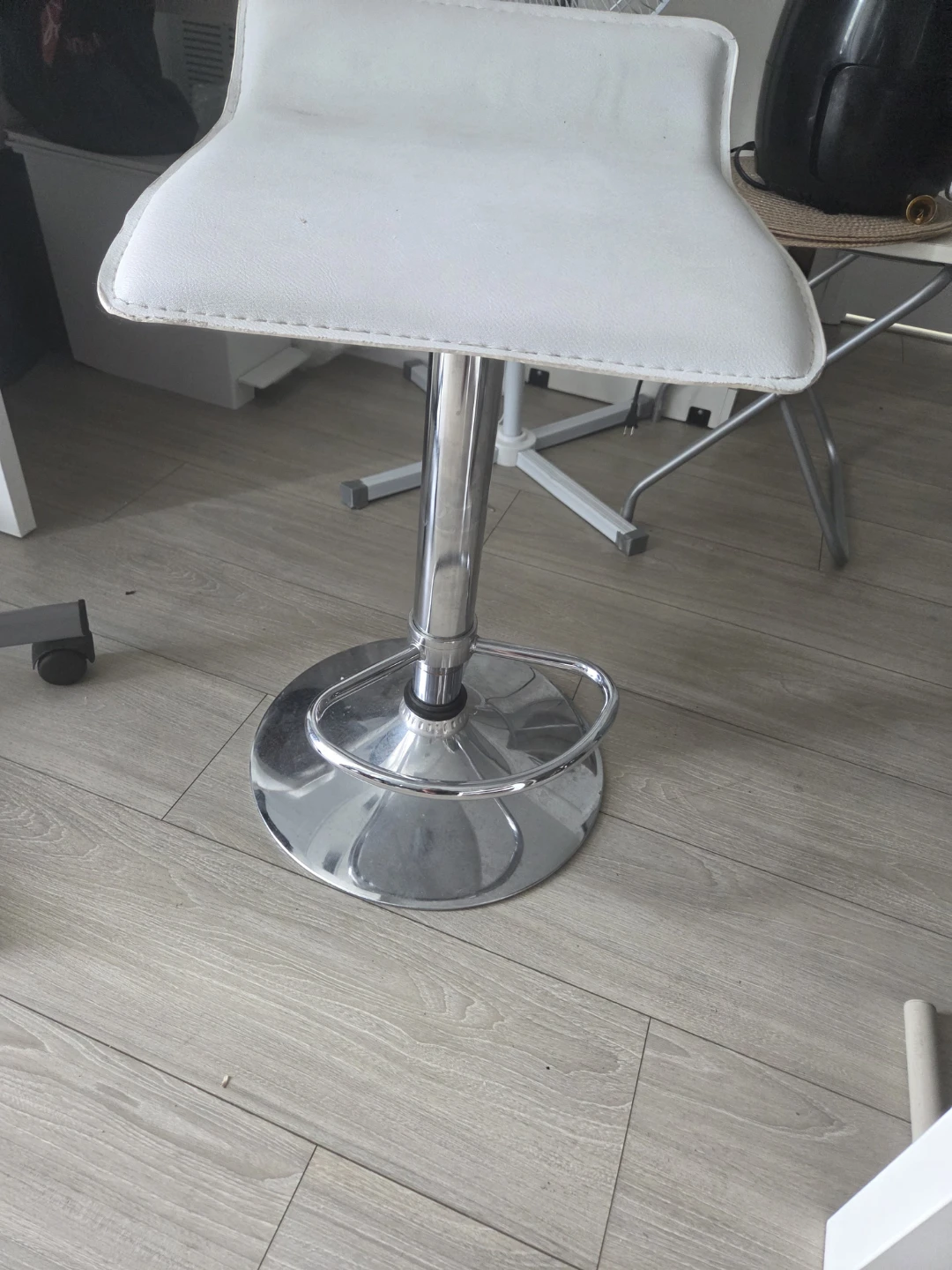 White Bar Stool fix - photo 3