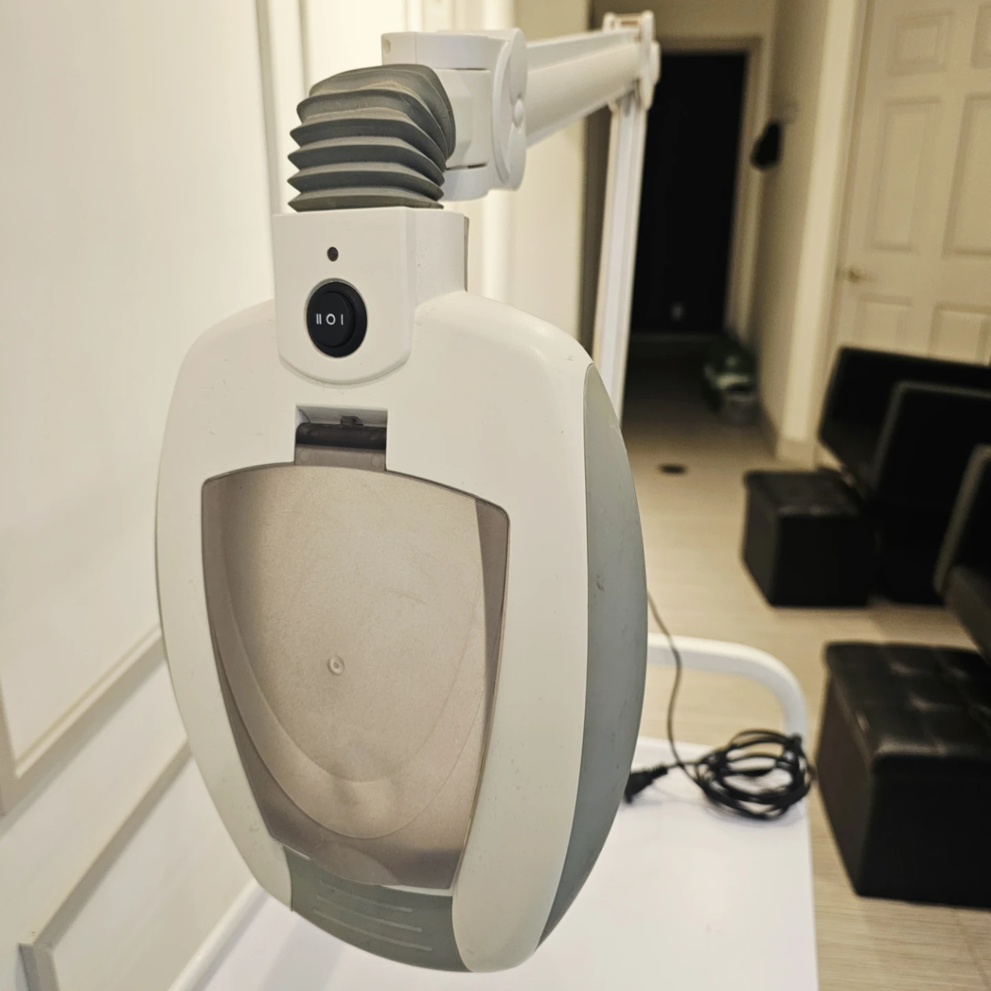 Rolling Salon Trolley with Magnifying Lamp - photo 2