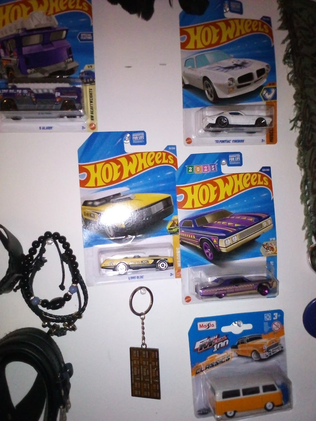 5 Hot Wheels