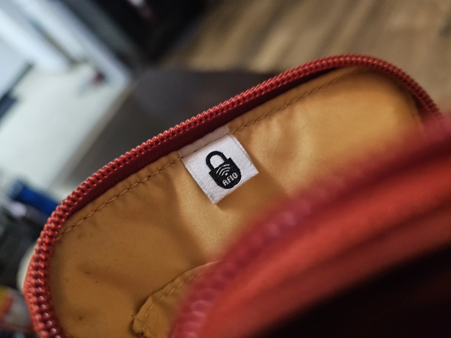 Baggallini Red/Orange NEW RFID crossbody wallet - photo 4
