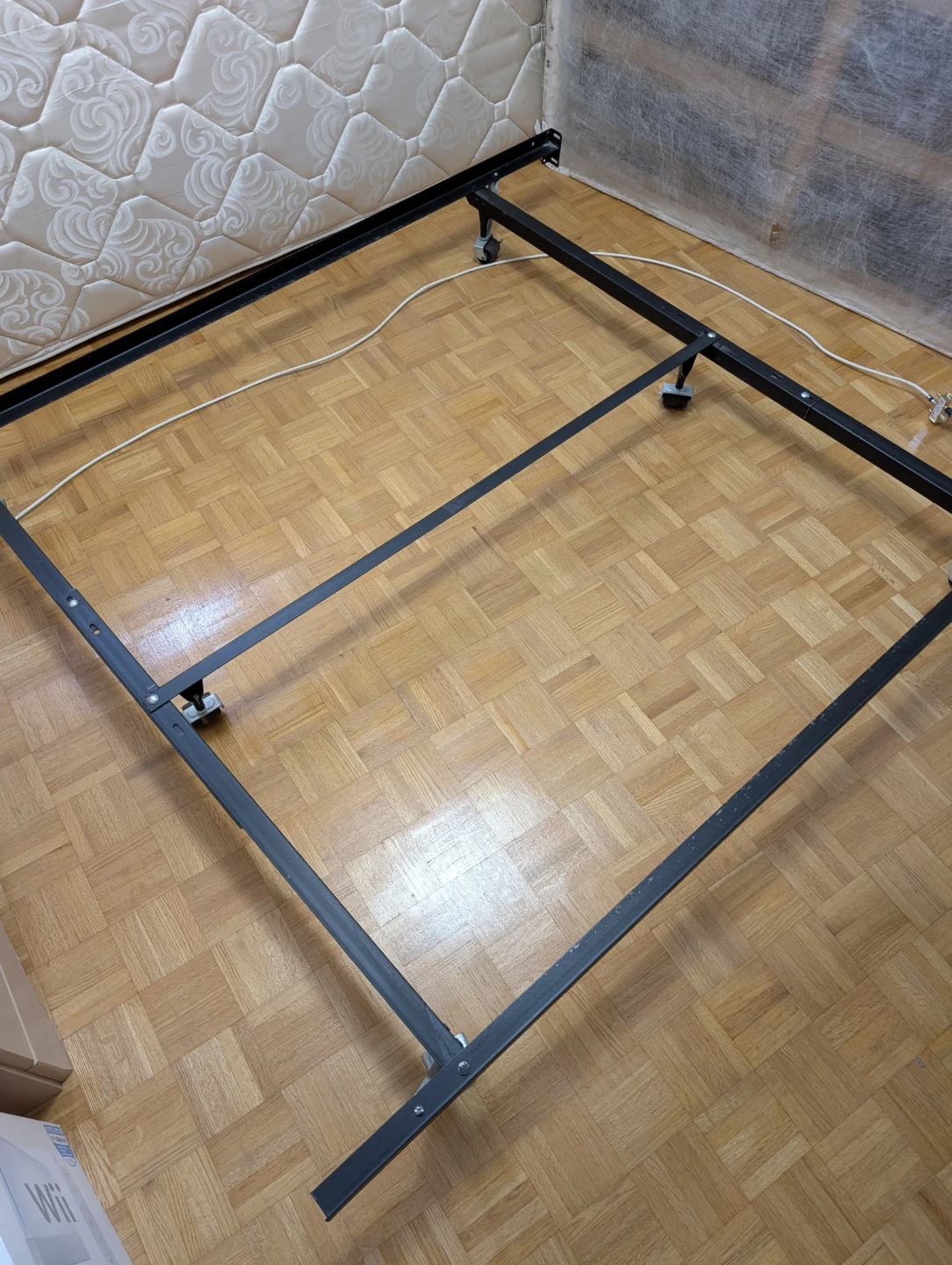 Extendable metal bed frame