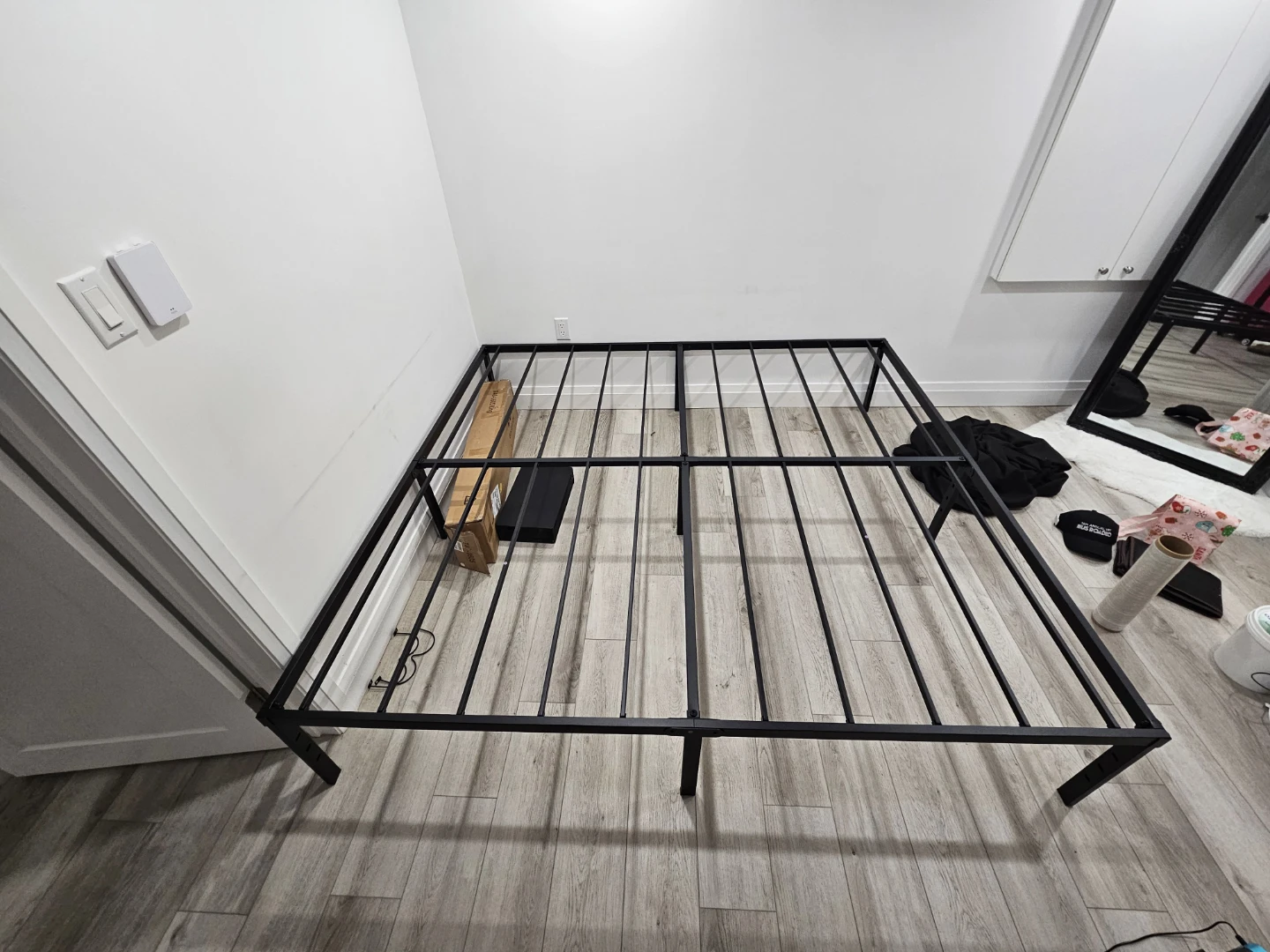 Upcanso 16" King Size Modern Metal Bed Frame. - photo 2