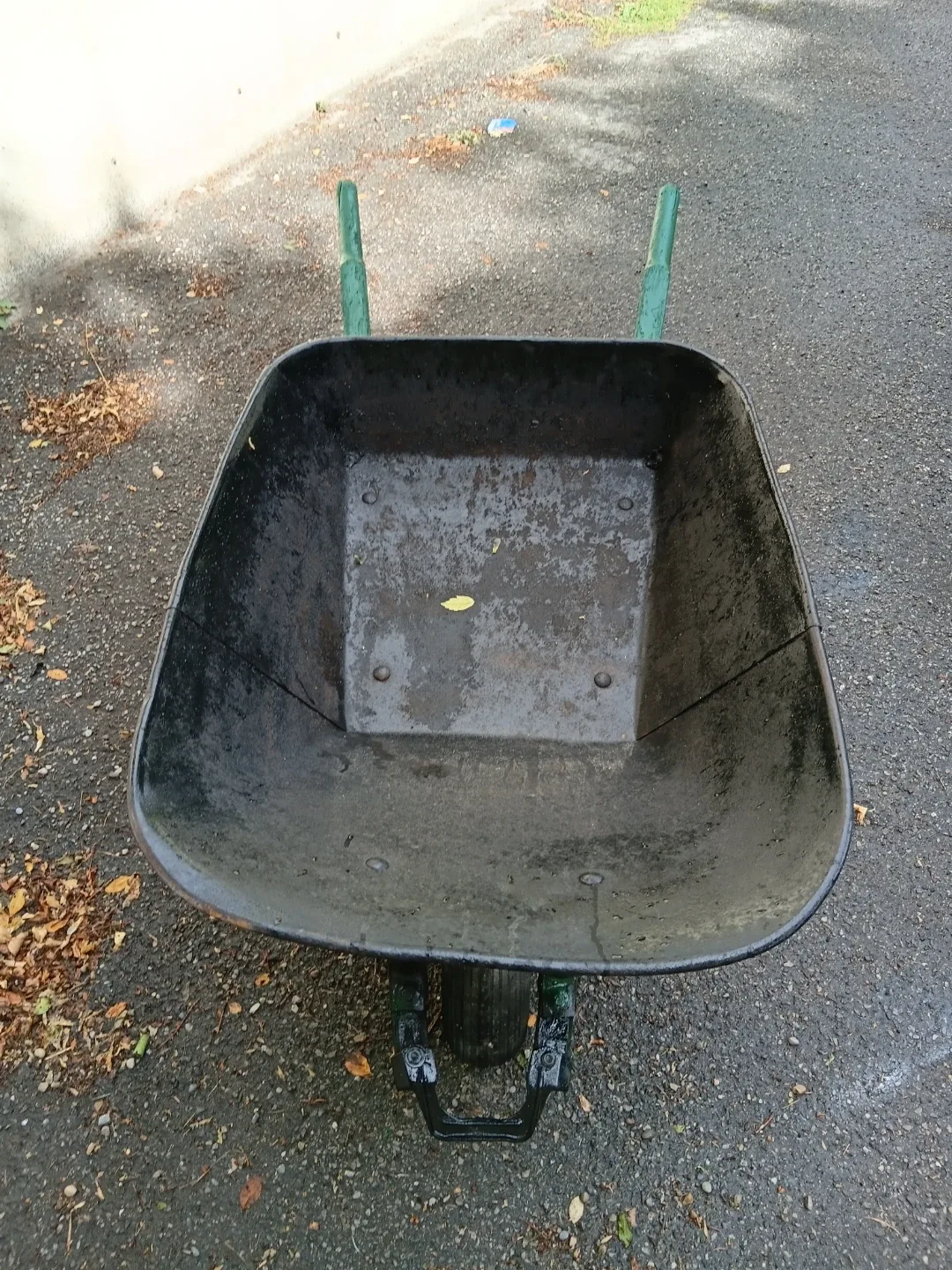 Heavy Duty Metal Wheelbarrow - photo 2