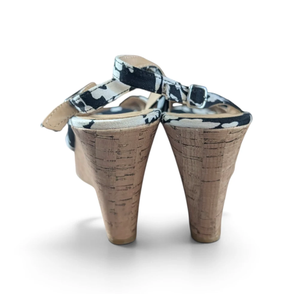 CL by Laundry Wedge Sandals - photo 4