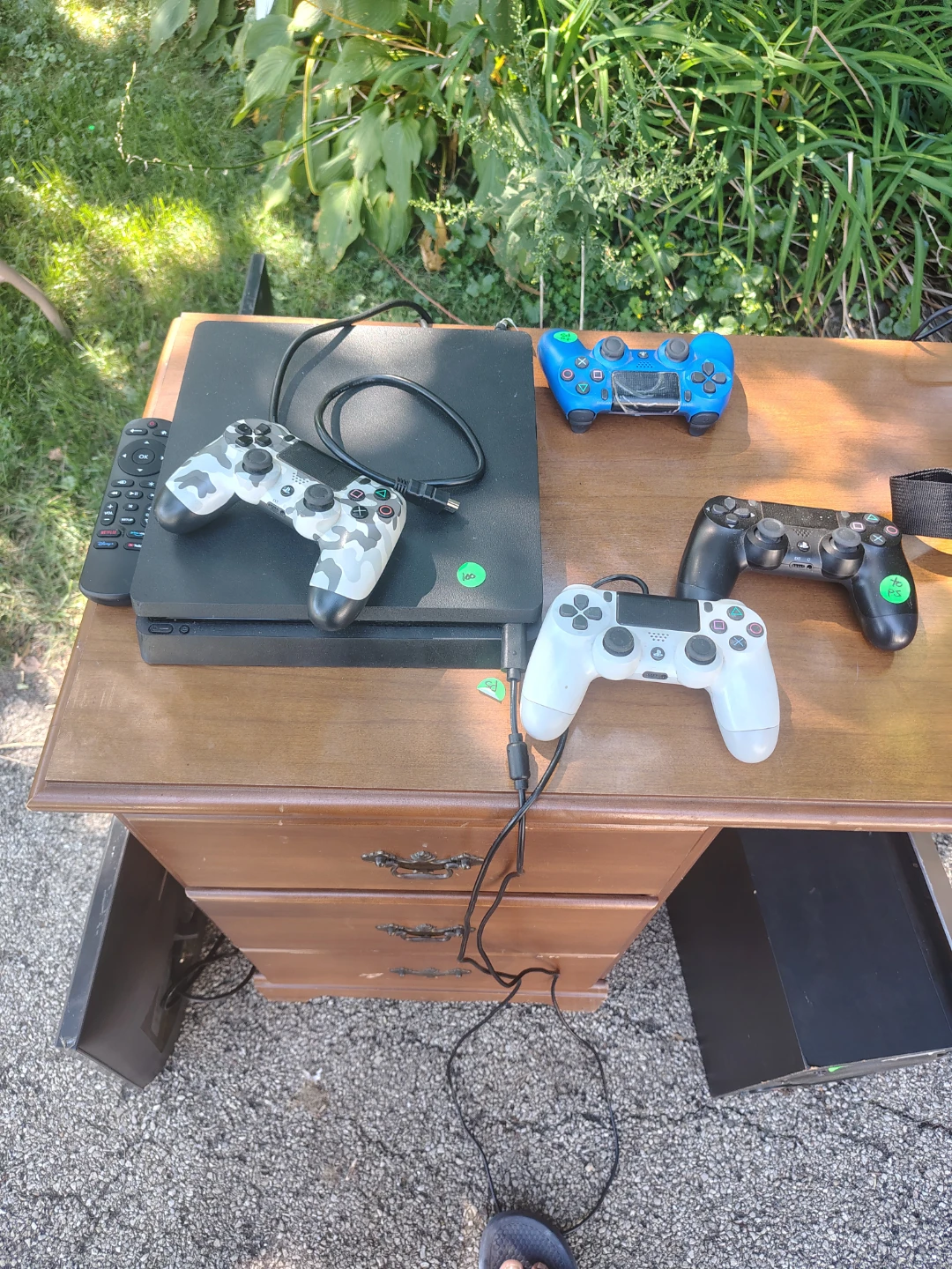 PlayStation 4 Console with 4 Controllers - photo 2