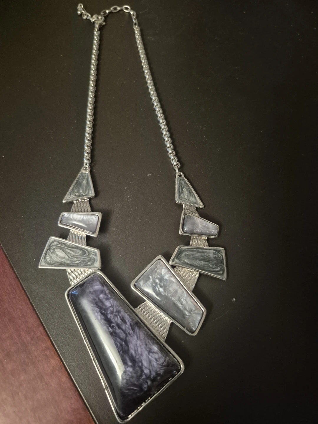Geometric Silver Tone Necklace with Marble Effect Pieces🏈