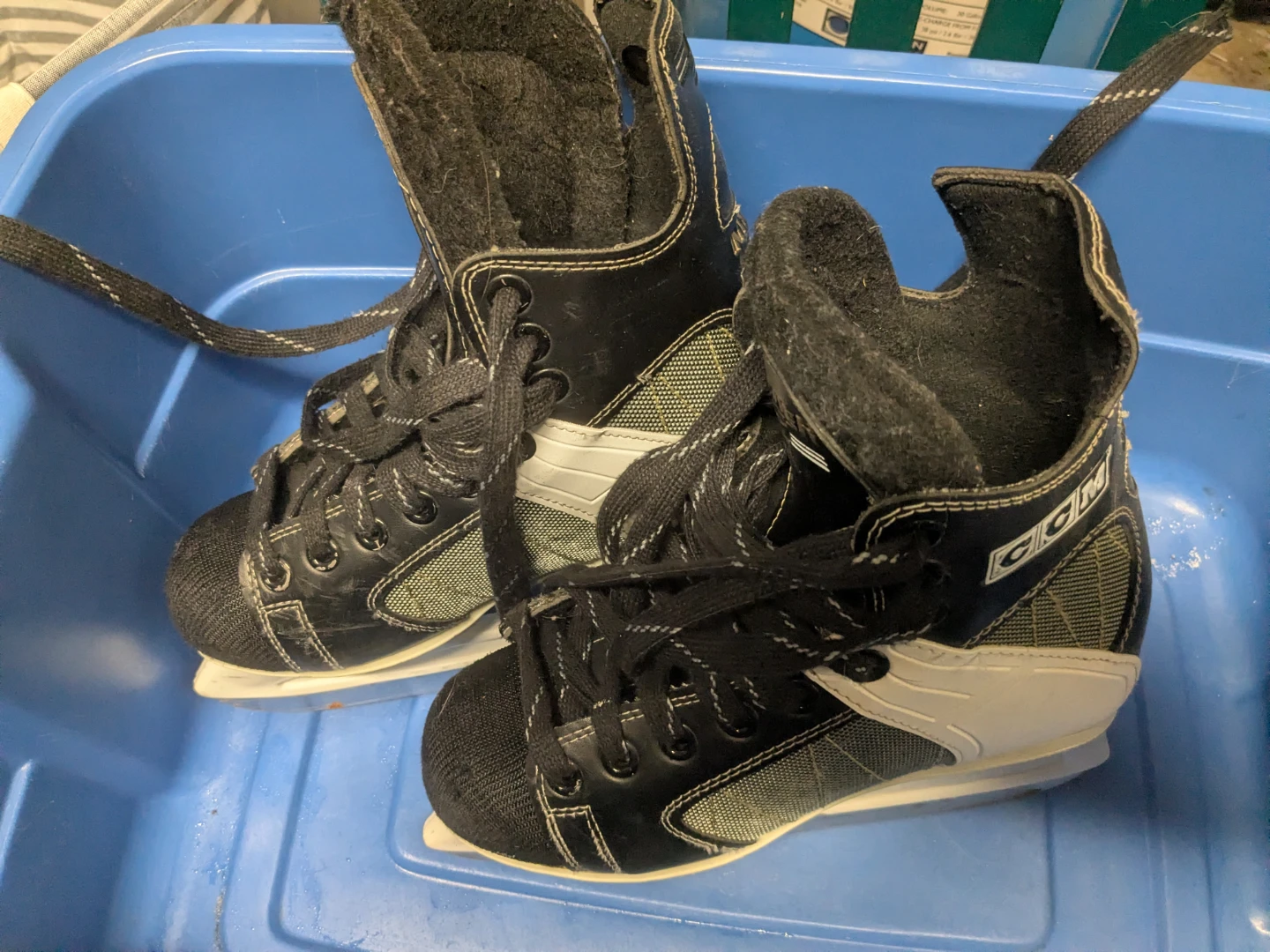 CCM Hockey Skates Mens Size 6
