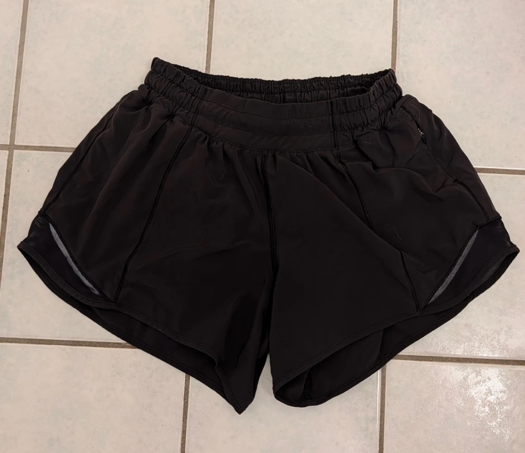 Lululemon Shorts (size 6) - photo 2