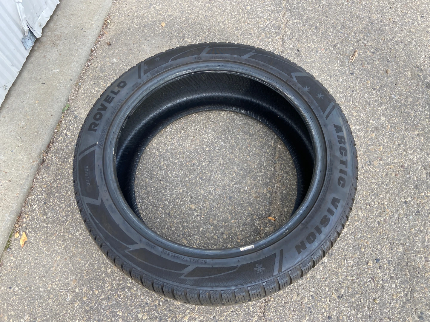 Rovelo Arctic Vision 285/45R22 Tire