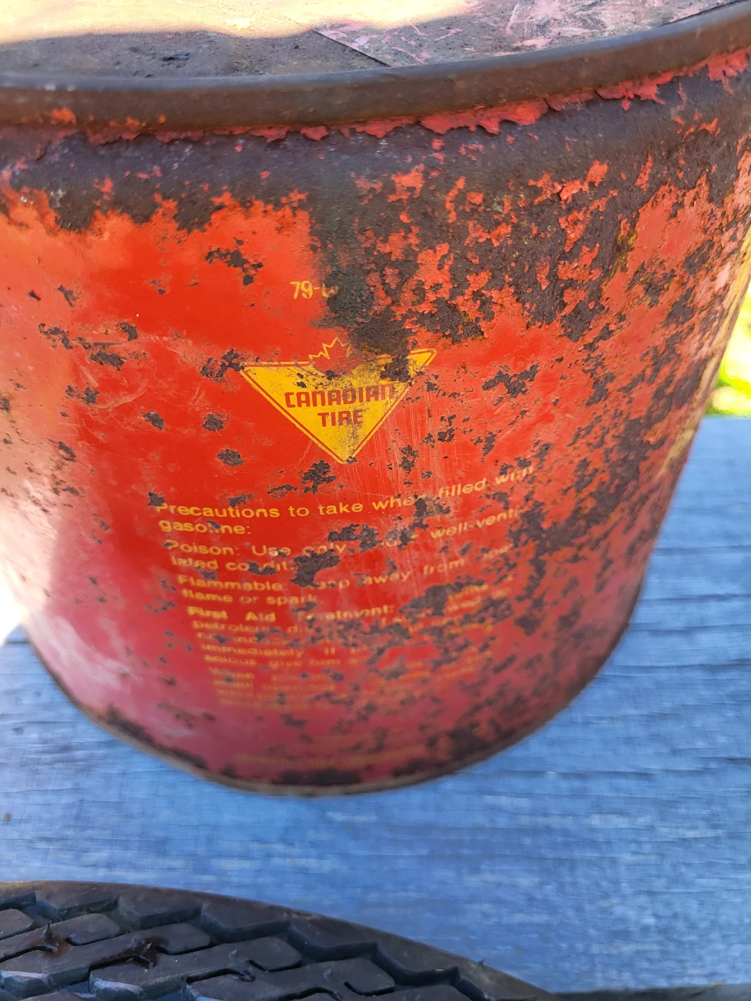 Vintage Canadian Tire Portable Gasoline Metal Container - photo 2