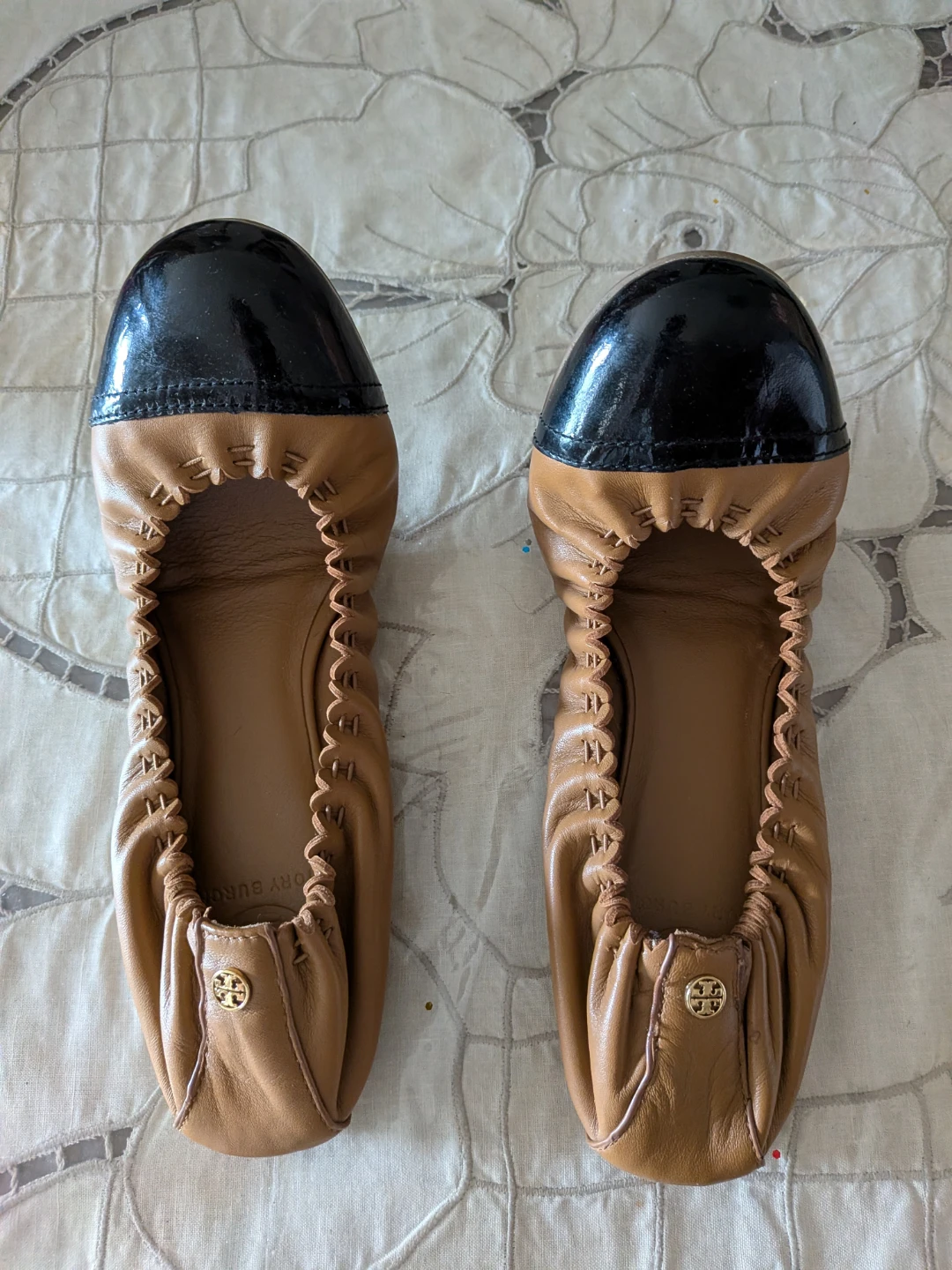 🏈Tory Burch Tan and Black Leather Ballet Flats