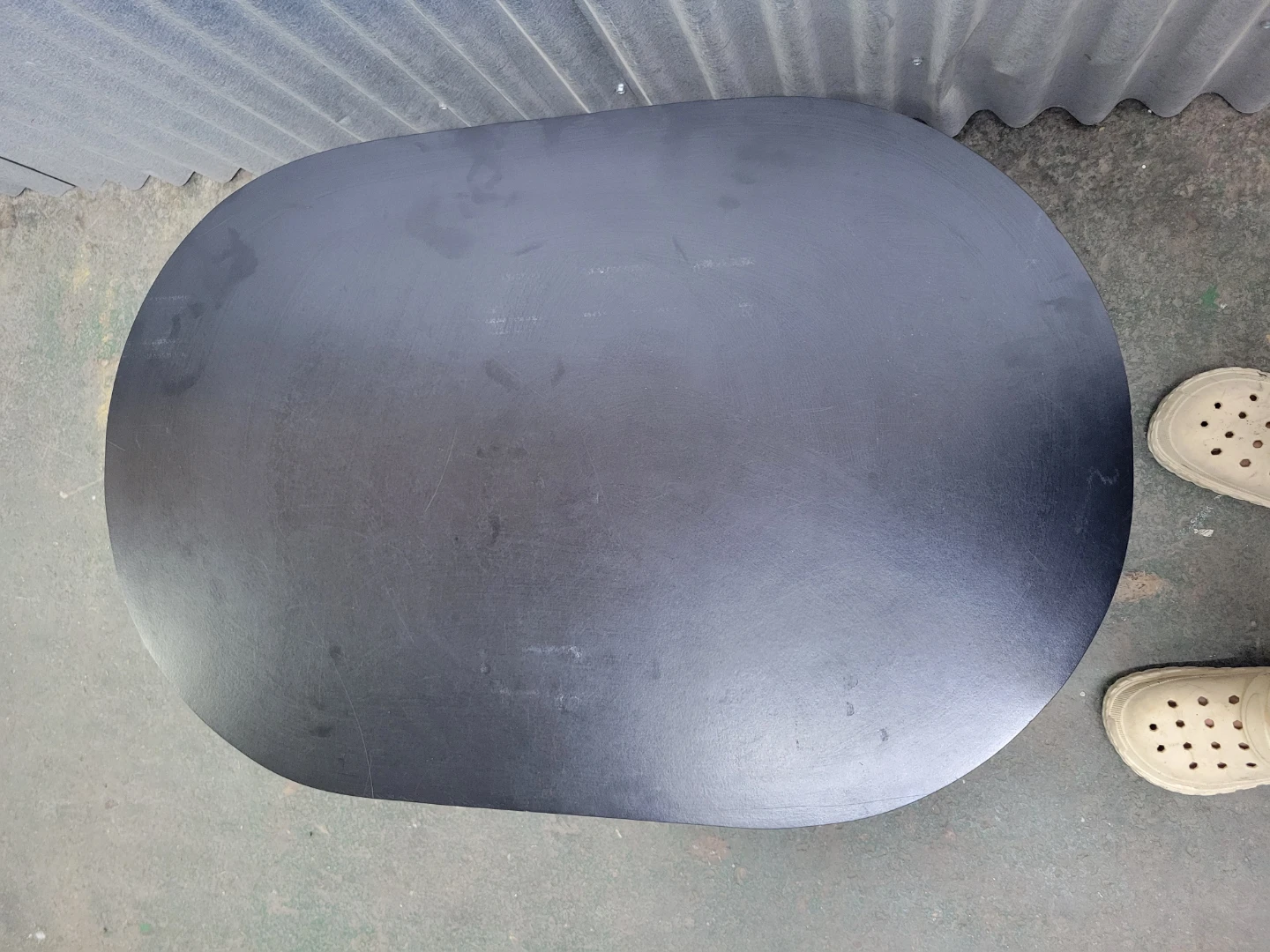 Oval black coffee table with white legs - photo 2