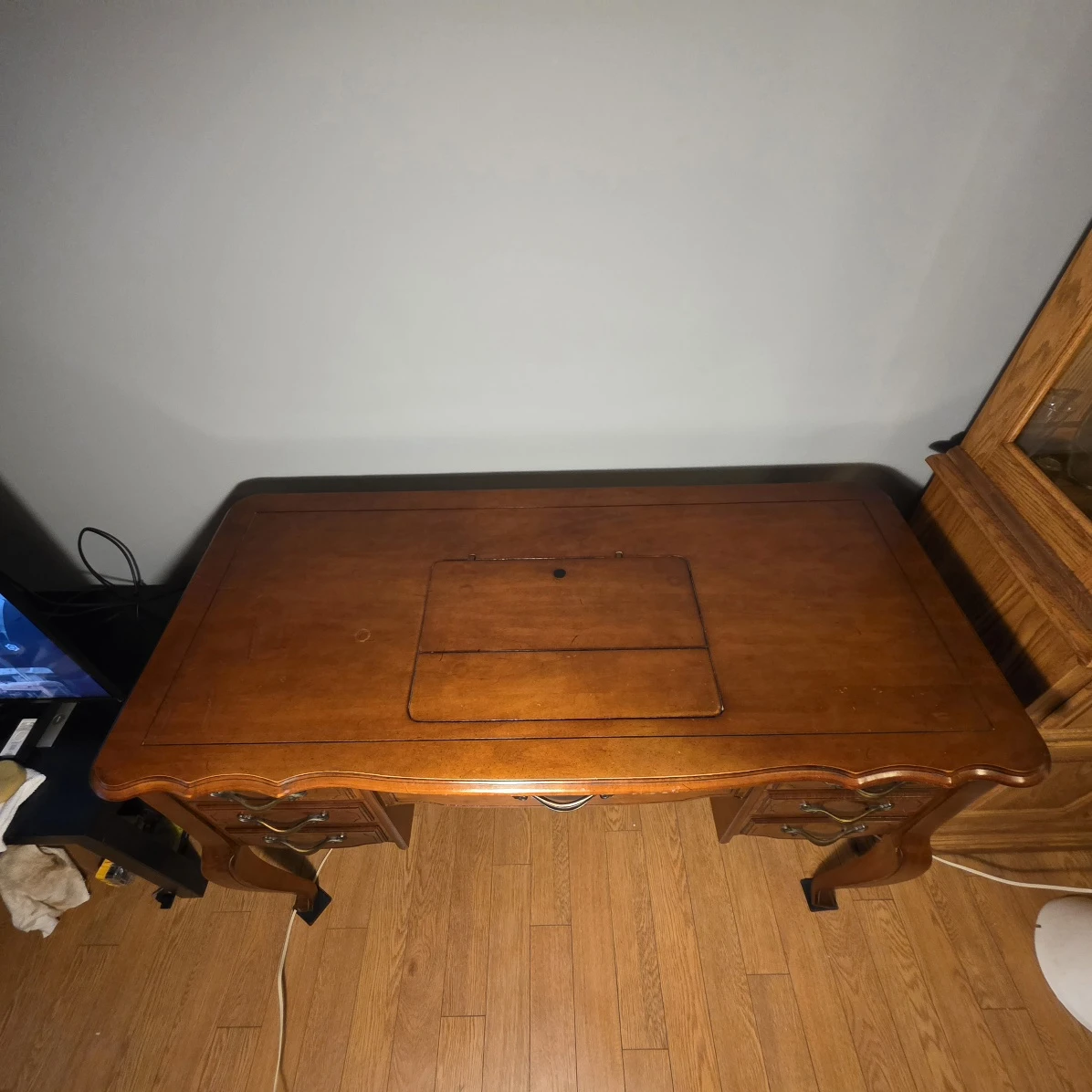 Vintage French Provincial Singer Sewing Machine Desk - photo 5