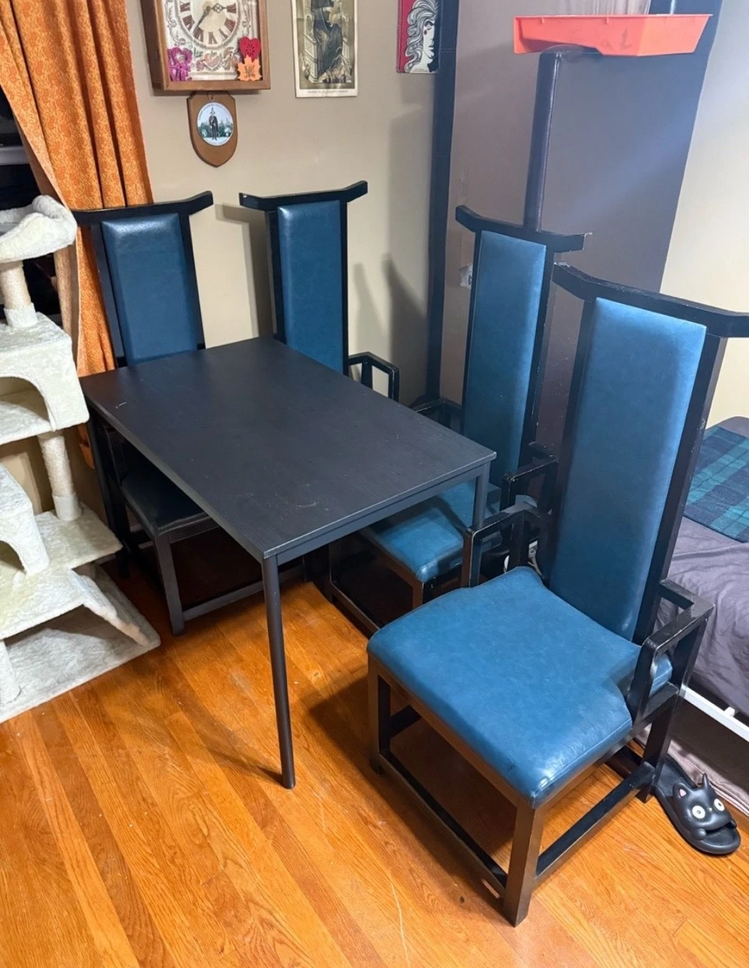 Like new dining set table W 4 chairs