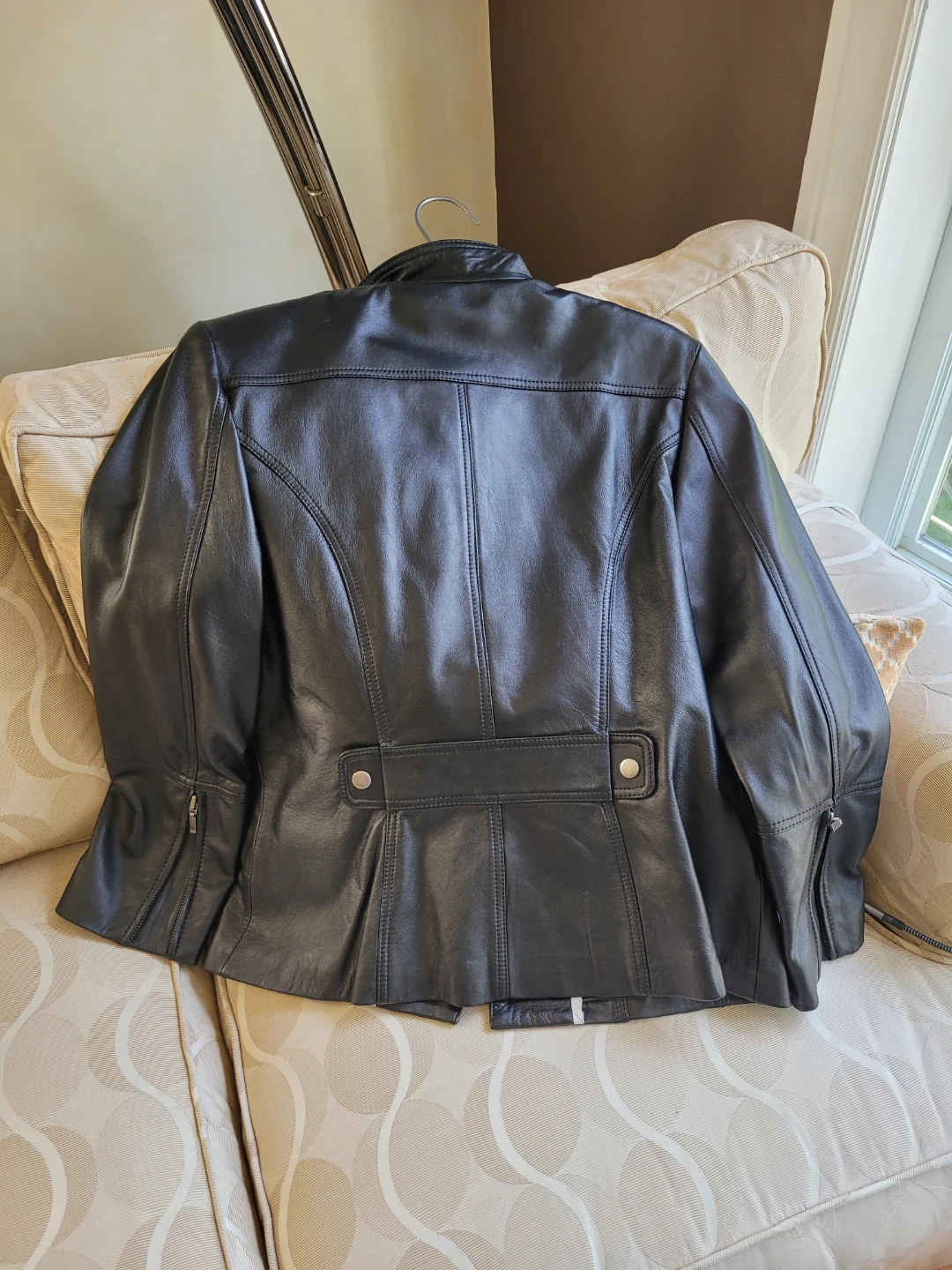 Practically New Danier Black Leather J w ex Lining - photo 2