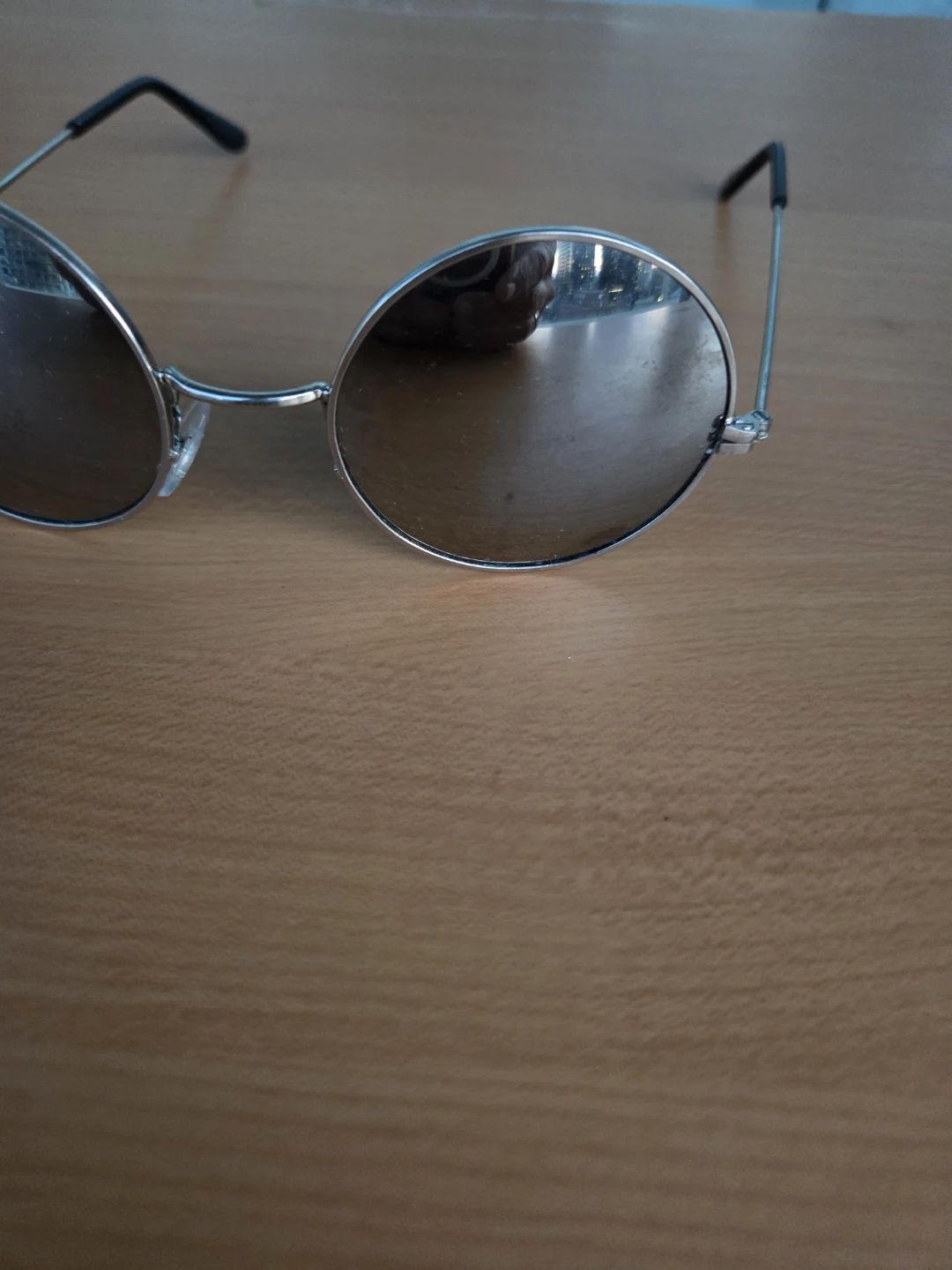 Vintage-style round sunglasses