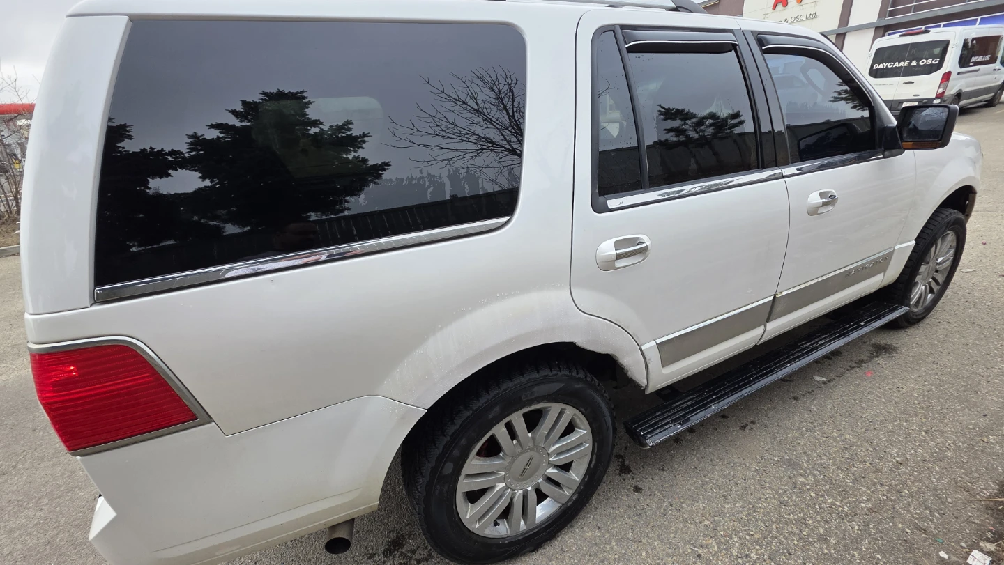 2009 White Lincoln Navigator SUV - photo 2