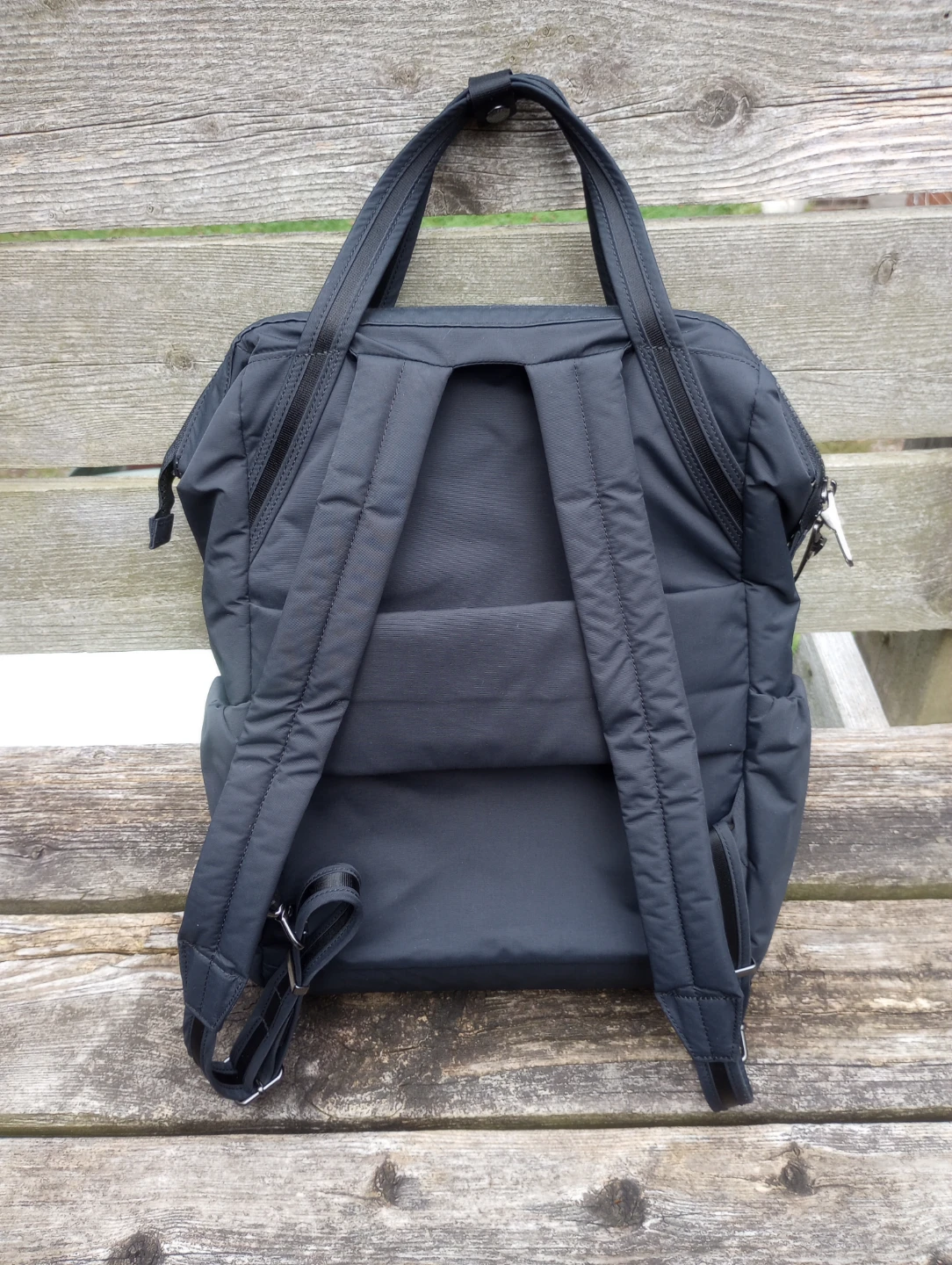 NEW Pacsafe 17L Backpack - photo 3