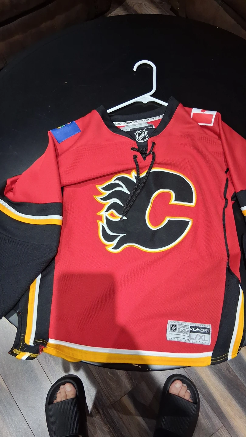 Reebok Calgary Flames Youth Hockey Jersey L/XL