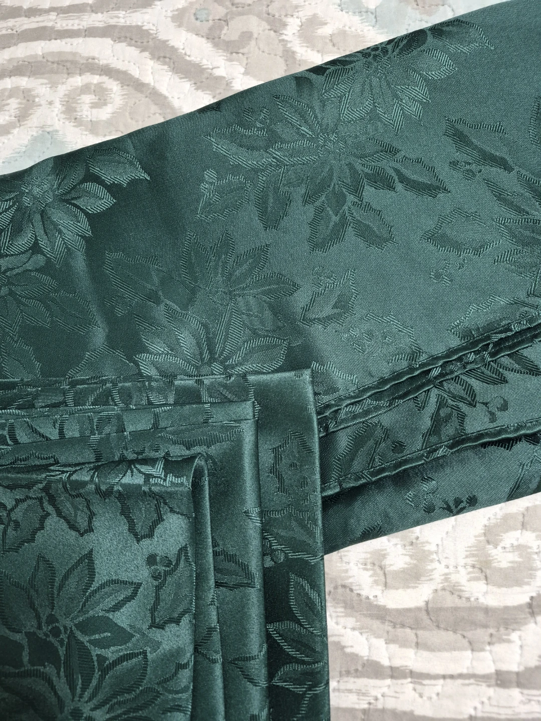100%  Polyester Christmas Holiday 80" x 60" Tablecloth Table - photo 3