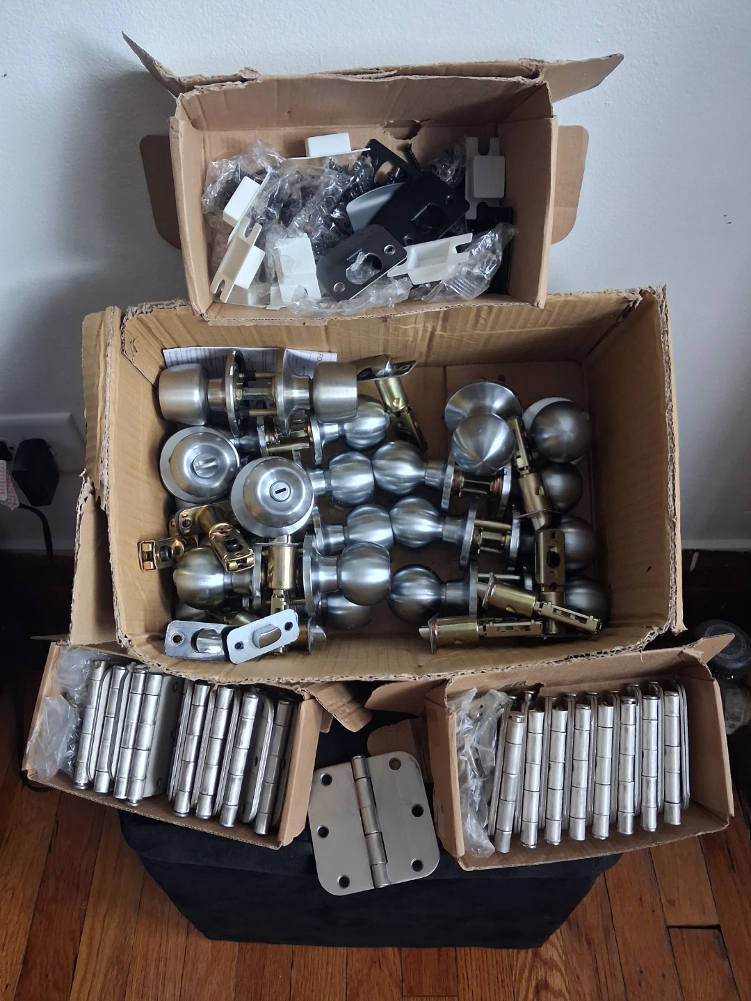 7 bed/bath door knobs 4 closet/ pantry knobs 11 hinge sets