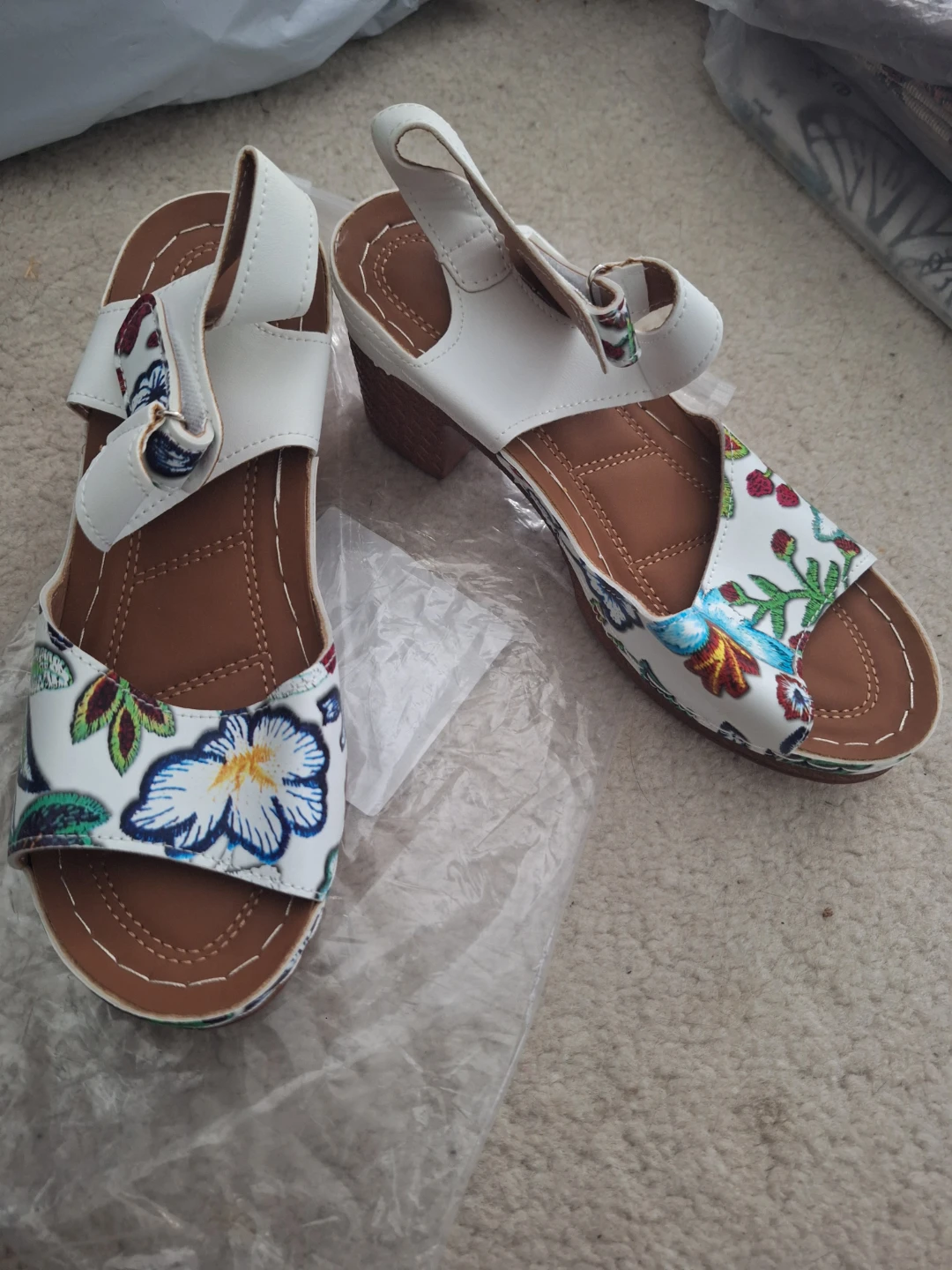 NEW (6.5-7) Floral embroidered block heel sandals - photo 5