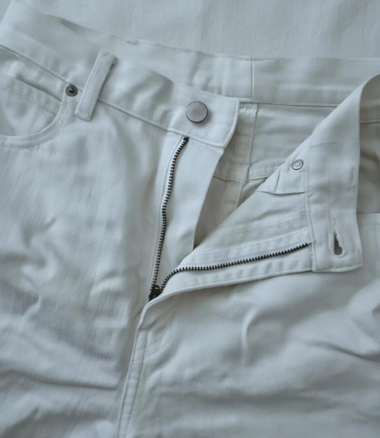 Uniqlo Relaxed Tapered Jeans (Ivory White 27) - photo 2