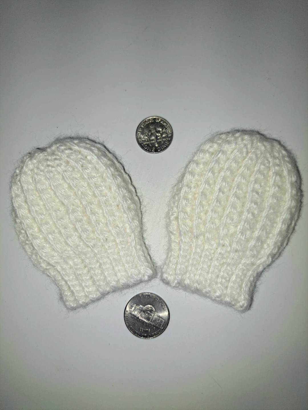 Baby mittens, newborn 0-3months. Handmade.
