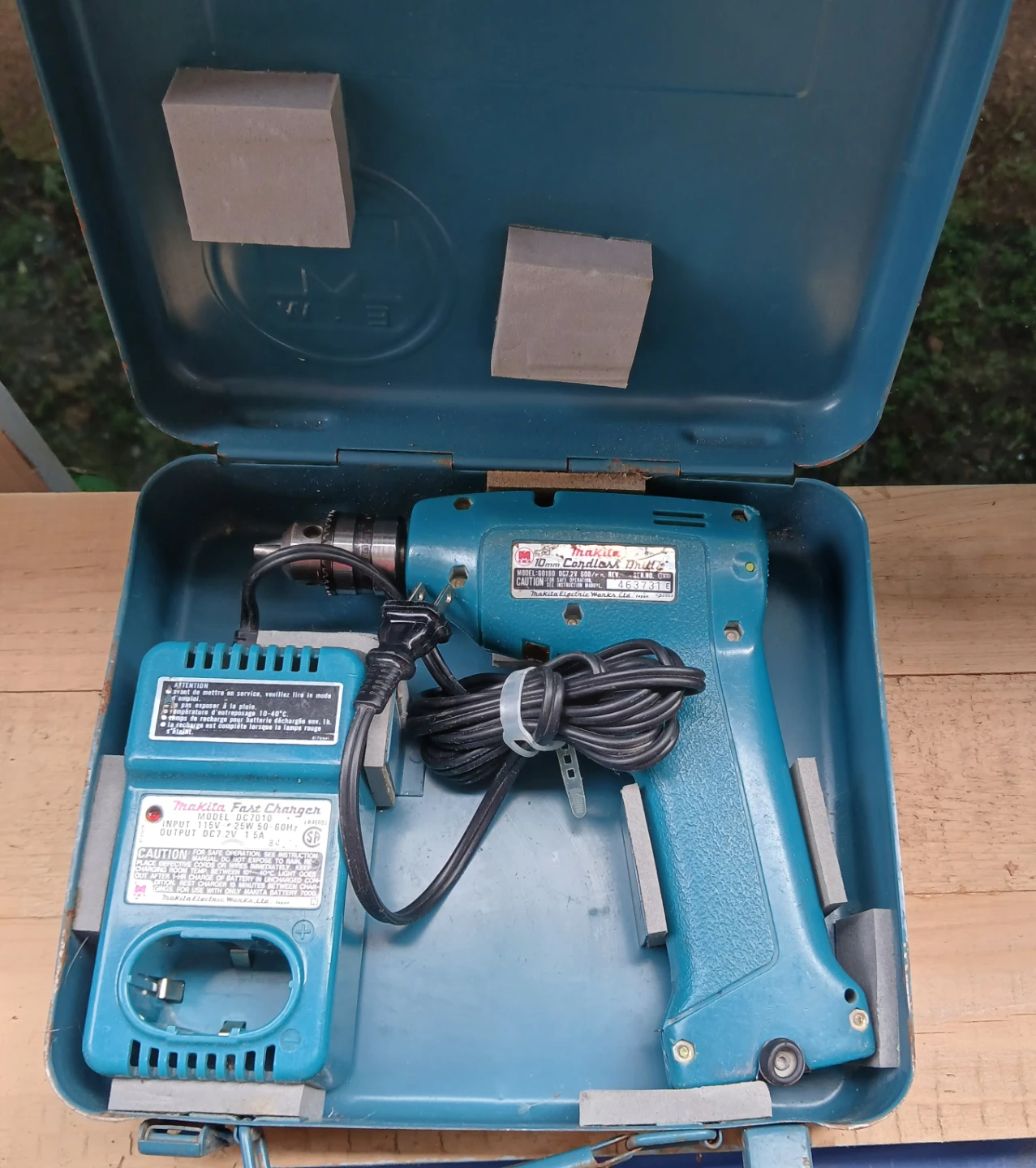 Vintage Makita 10mm Cordless Drill 6010D with Charger and Case - photo 2