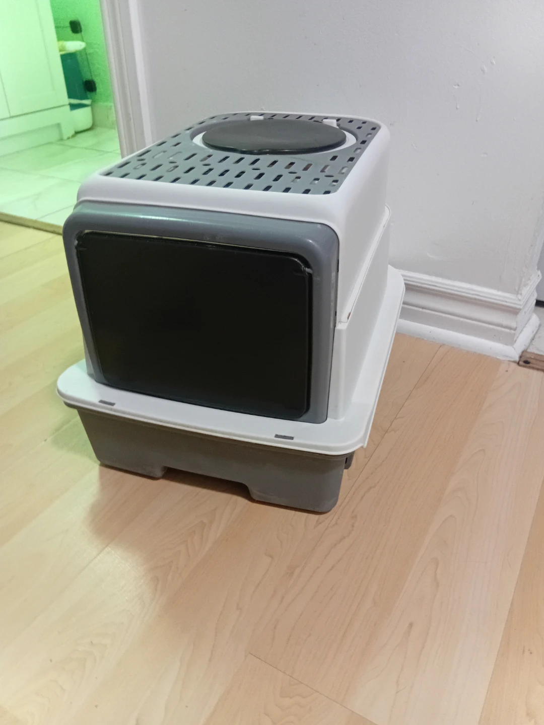 Enclosed Cat Litter Box with Door