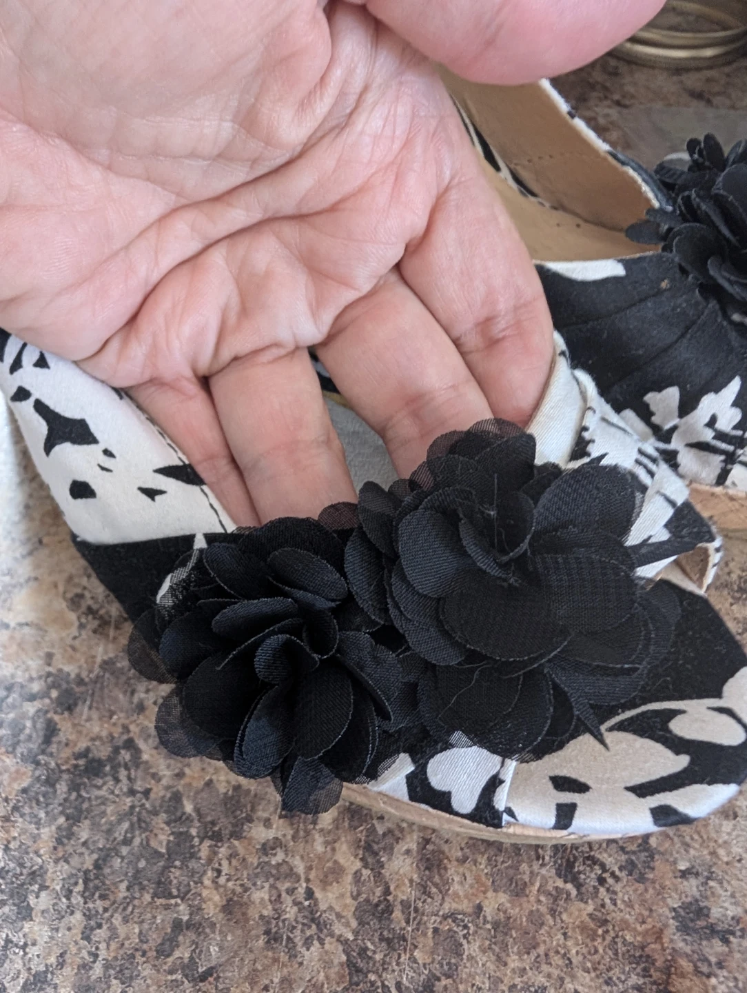 CL by Laundry Wedge Sandals - photo 5