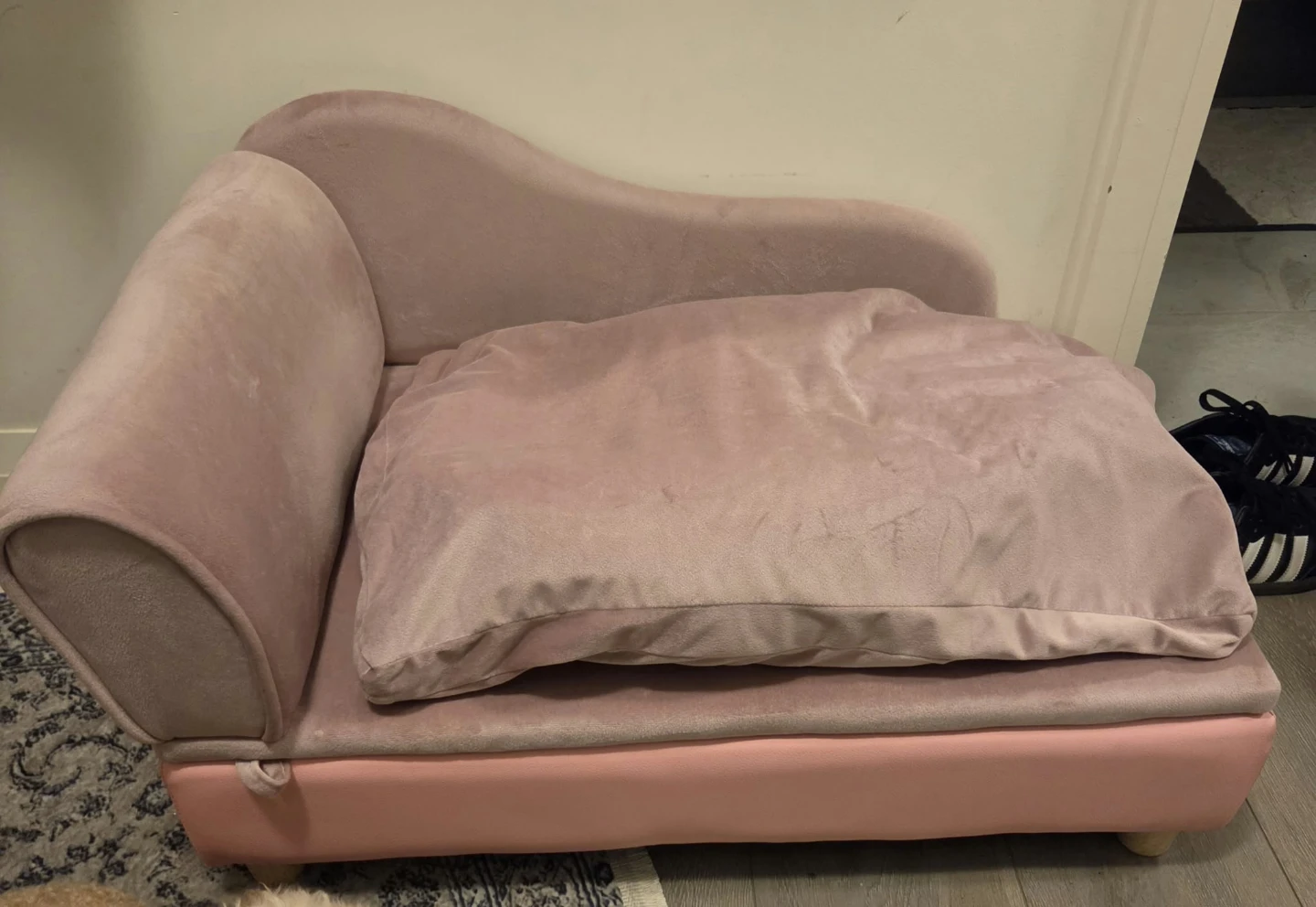 Dog bed with storage in pink