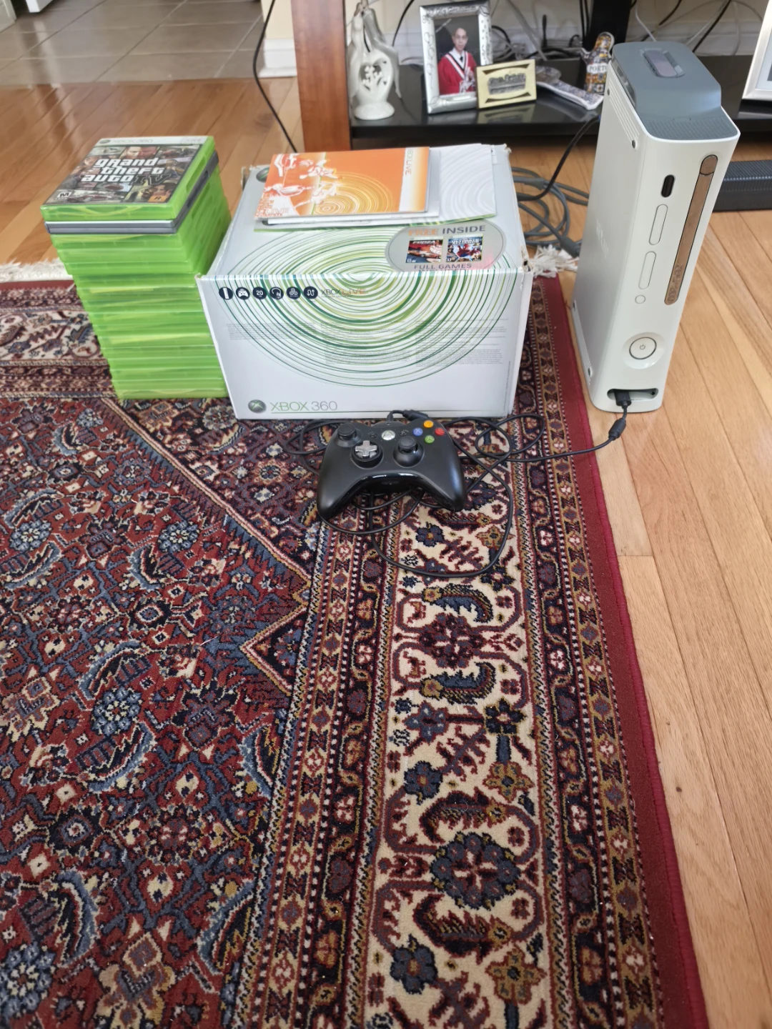 ​Xbox 360 + 16 Games (GTA IV, Saints Row 2) + 2 Controllers