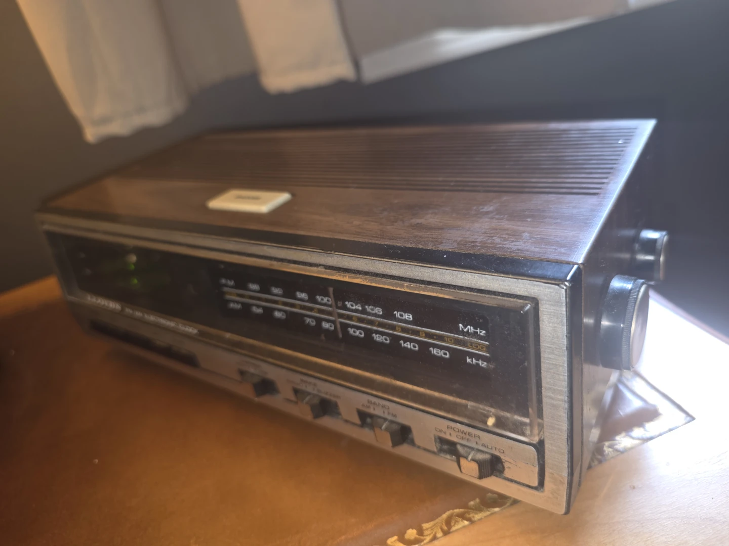 Vintage Lloyd's FM/AM Electronic Clock Radio