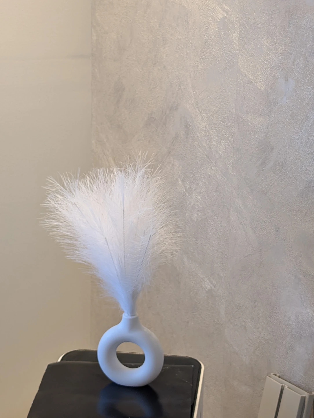 White donut vase with faux pampas grass - photo 2