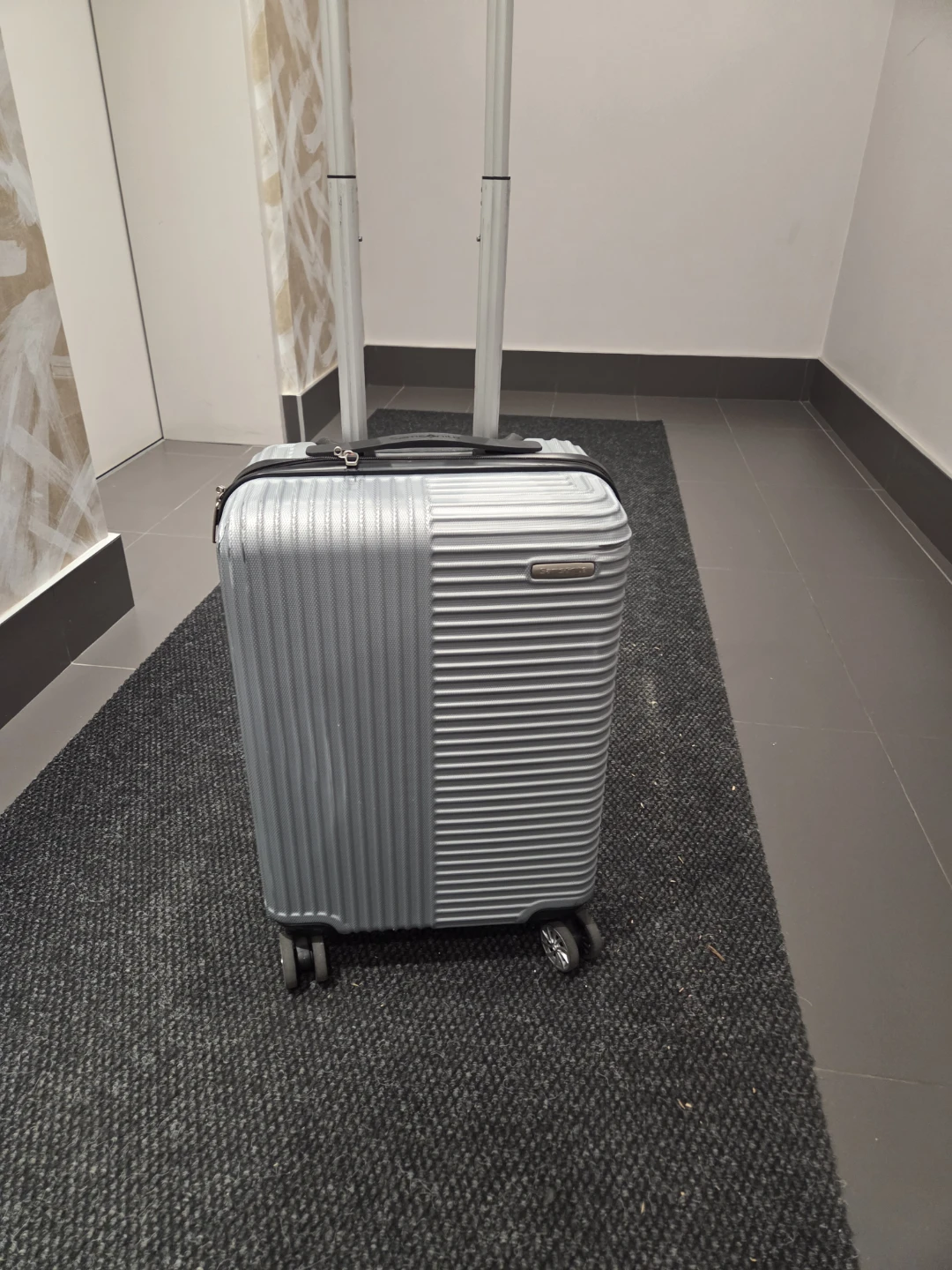 Samsonite hard shell carry-on suitcase - photo 2