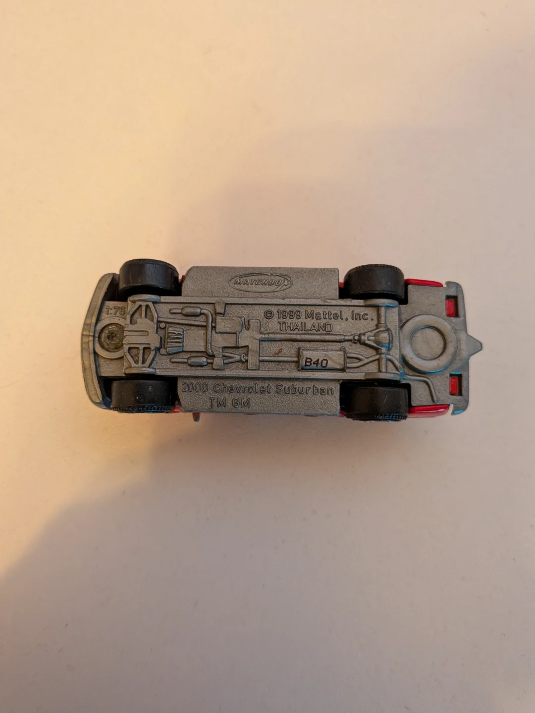 Matchbox 2000 Chevrolet Suburban Toy Car - photo 4