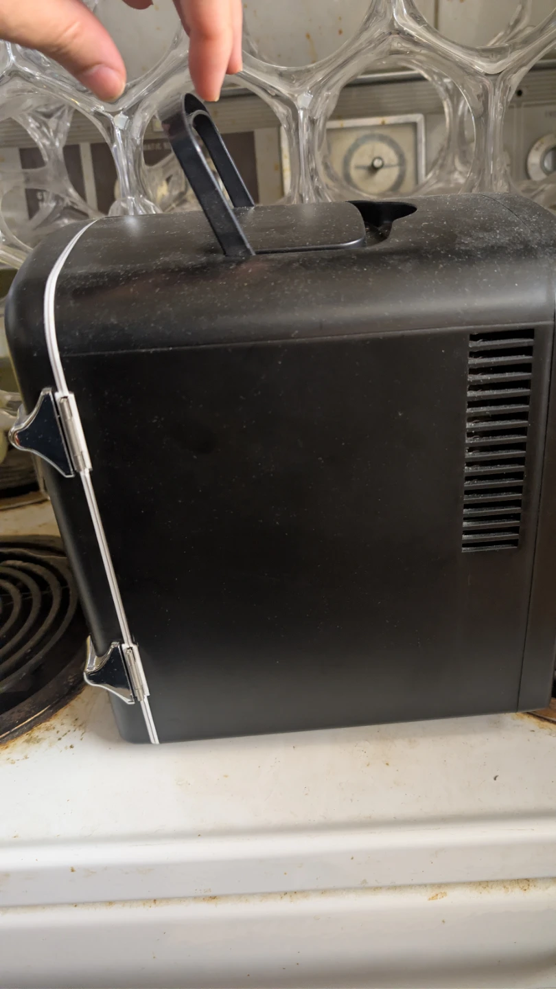 Koolatron Retro Mini Fridge - photo 5