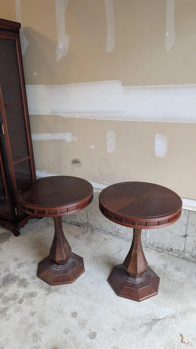 Gorgeous round wooden end tables (two) - photo 3