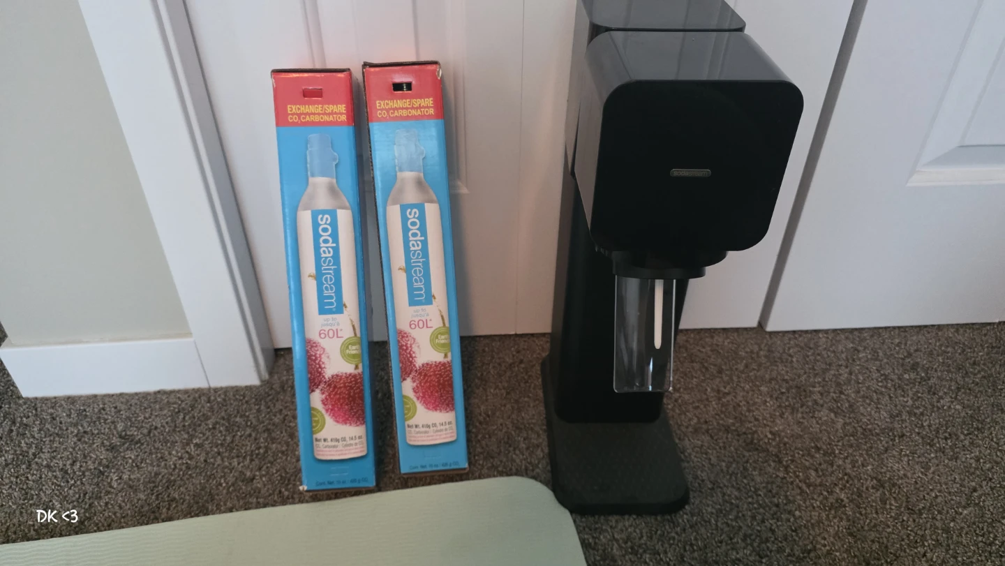 SodaStream Sparkling Water Maker with 2 CO2 Cylinders - photo 2