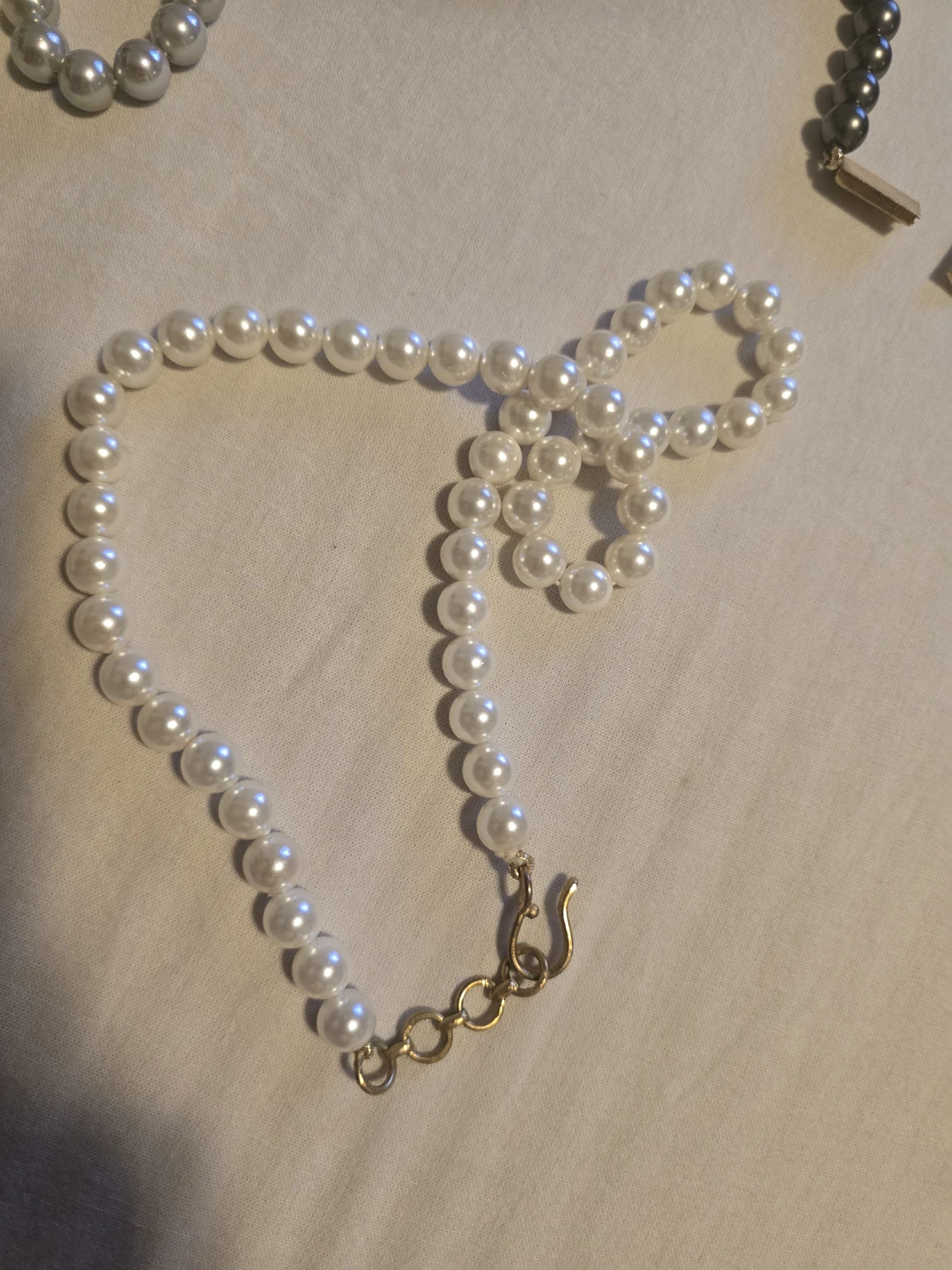 Set of three faux pearl necklaces - photo 3
