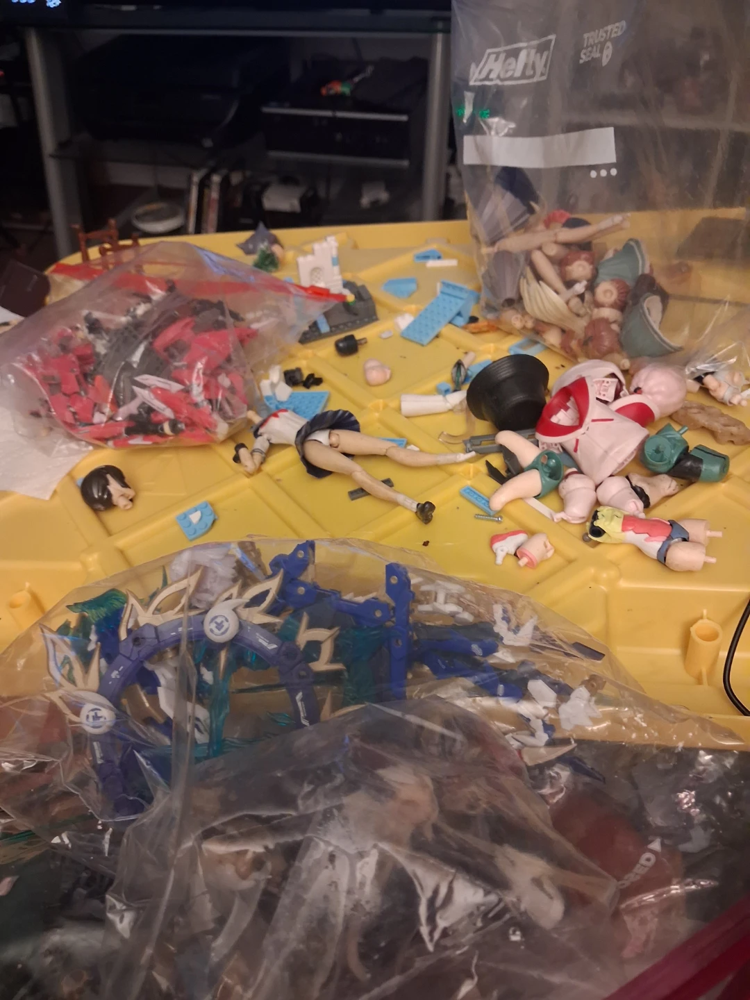 MIXED GUNDAM / MECHA MODEL KIT PARTS BOX - photo 4