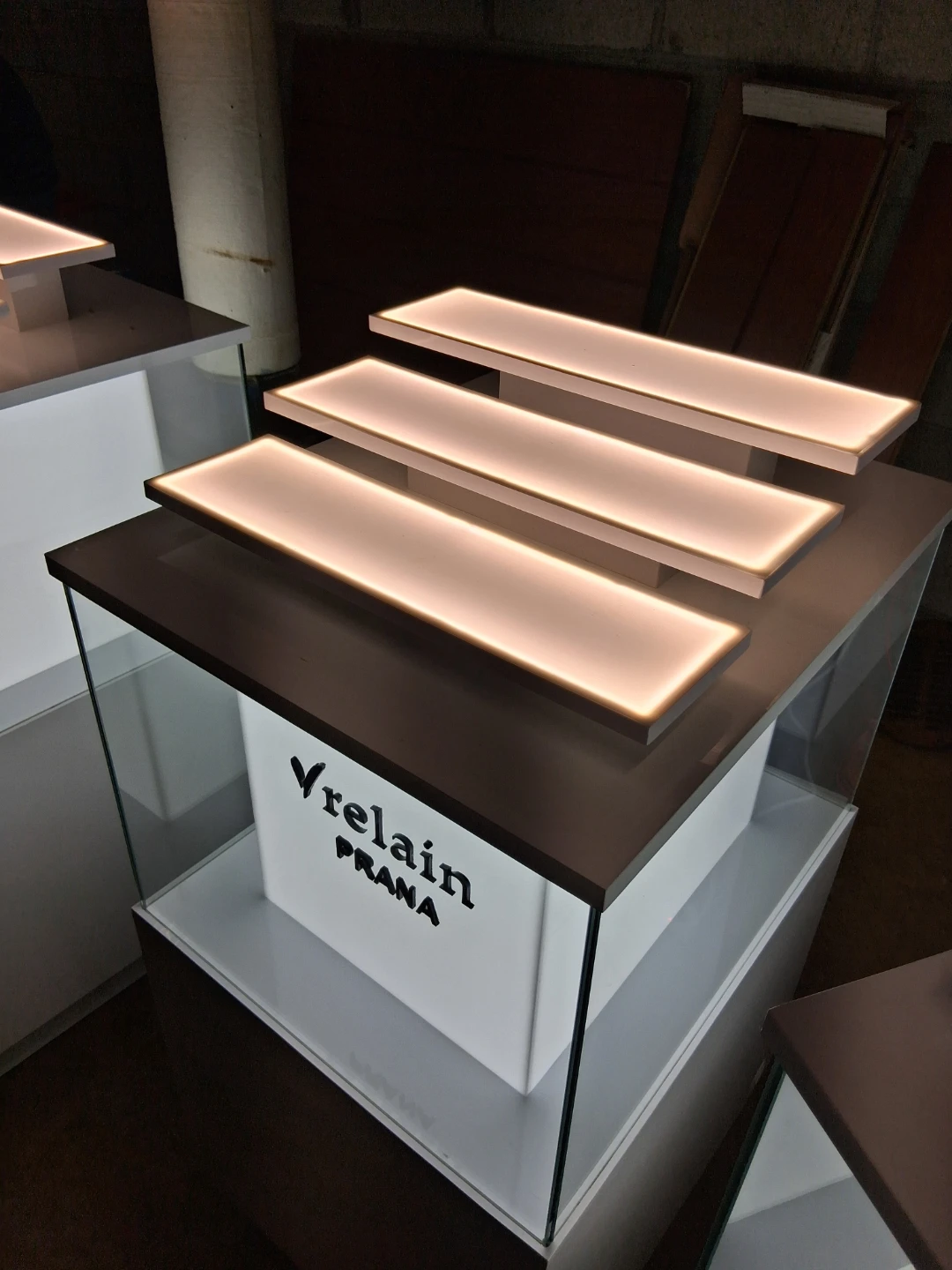 Vrelain PRANA Illuminated Retail Display Stand - photo 2