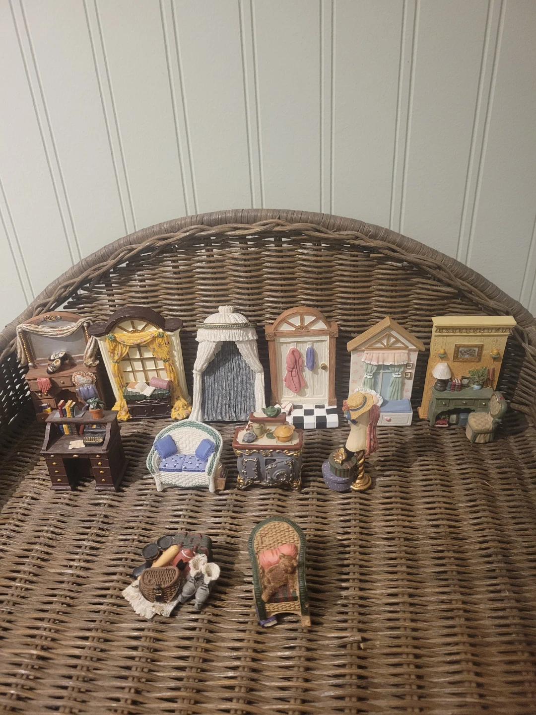 Vintage Avon Minature Dollhouse Furniture - photo 3
