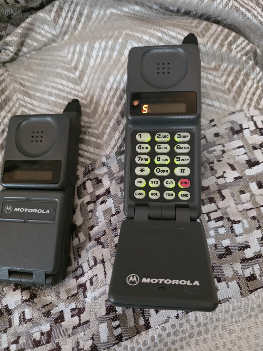 📞 90s Tech: Working Twin Motorola Brick Phones & Dock Bundle