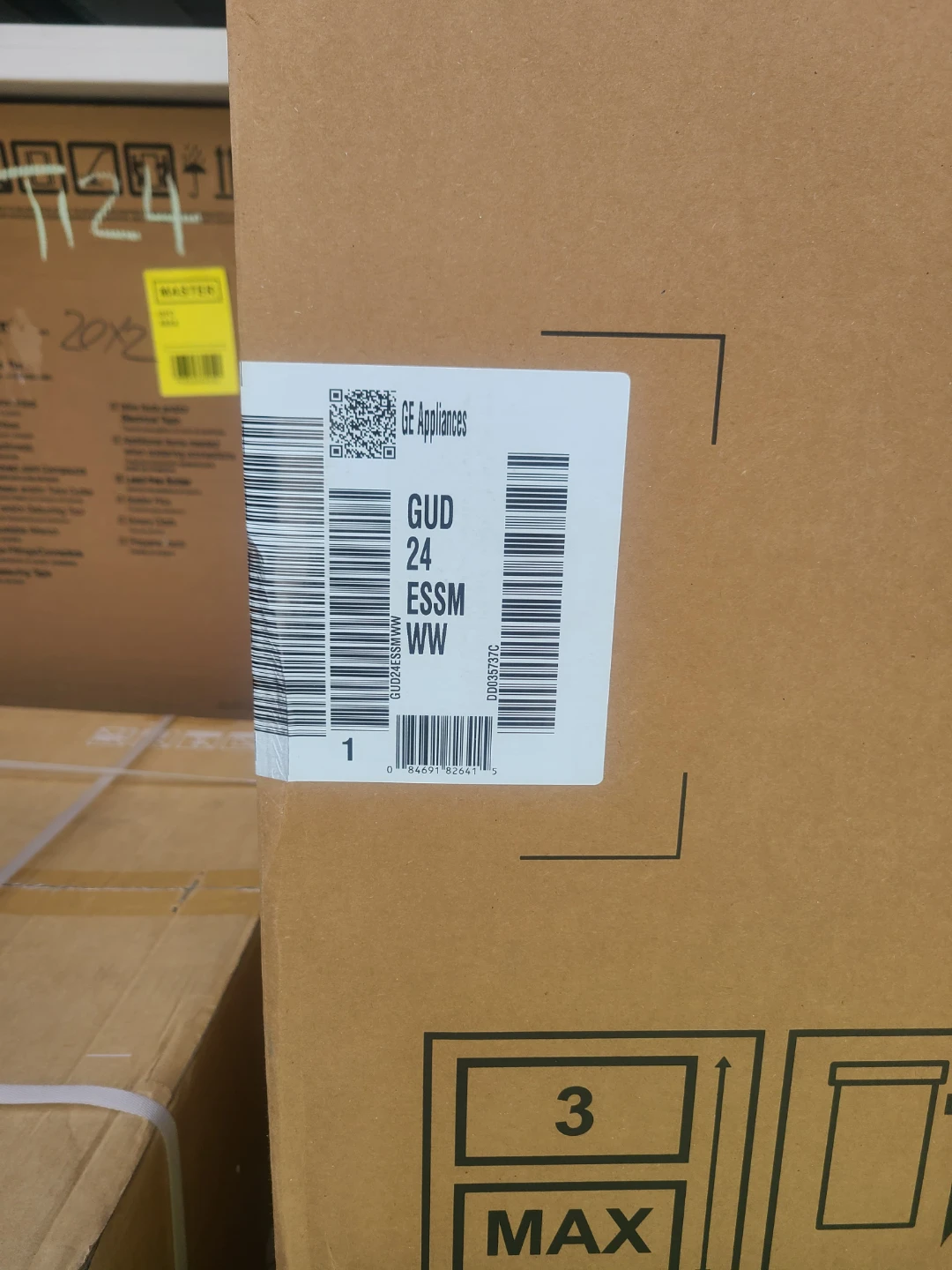 New GE GUD24ESSMWW 24" Laundry Center Electric 220 volts - photo 2