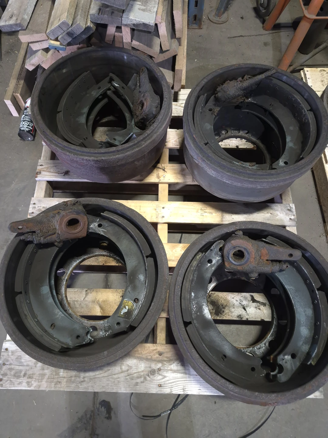 Set of 4 Commercial Brake Drums and Shoes - photo 2